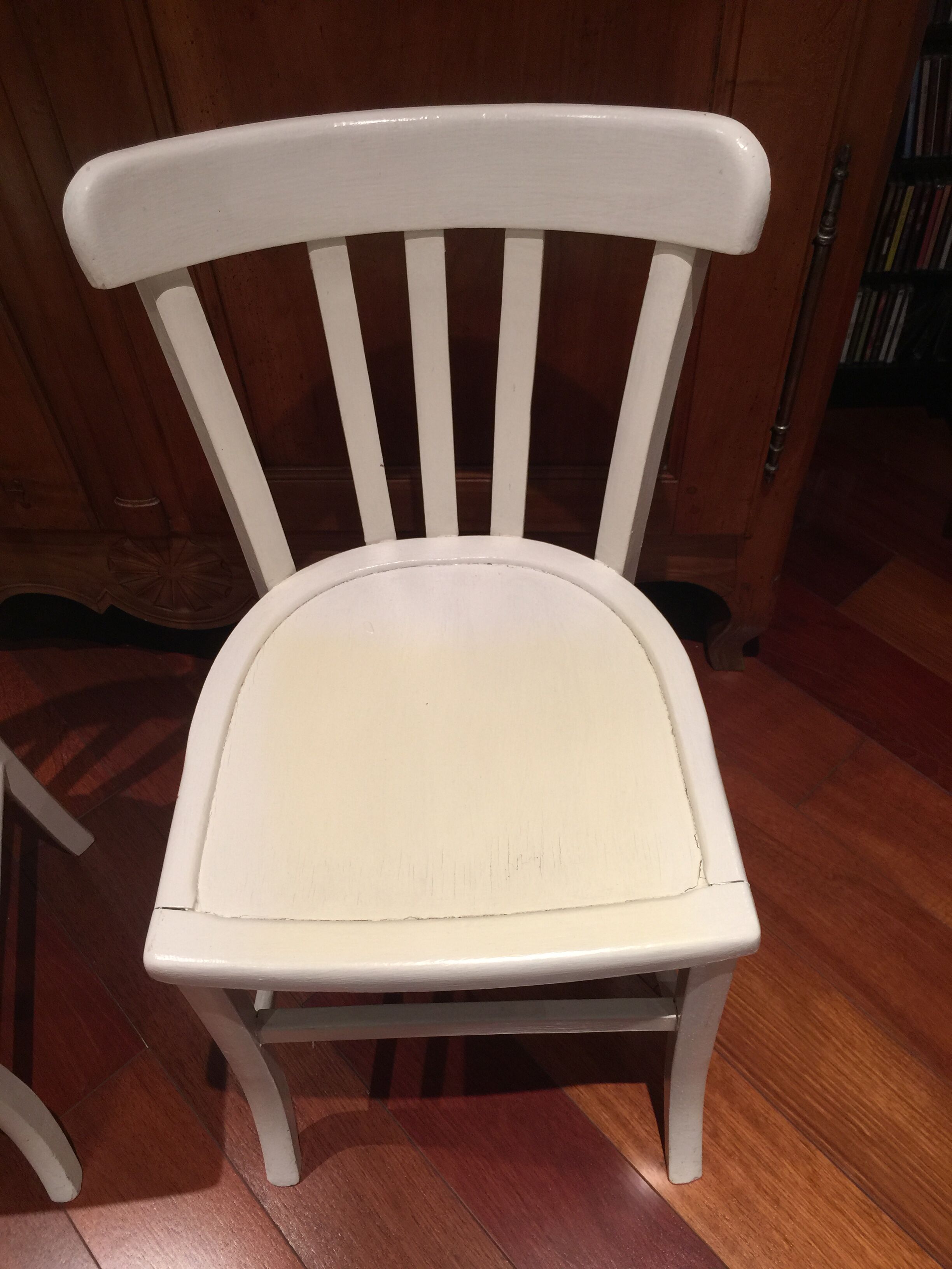 Paire de chaises bistrot peintes en blanc Luterna