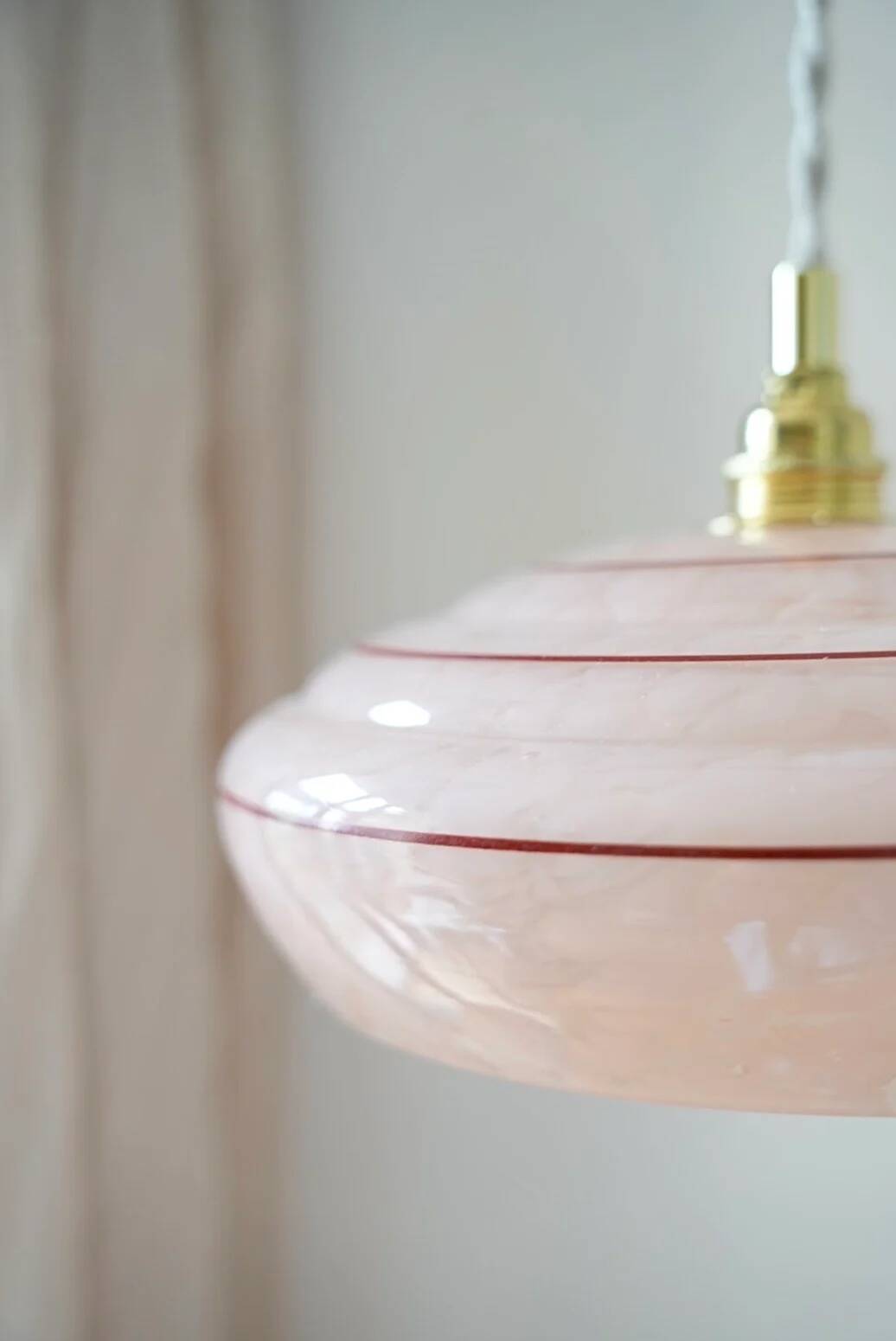 Clichy pink glass pendant with a rim