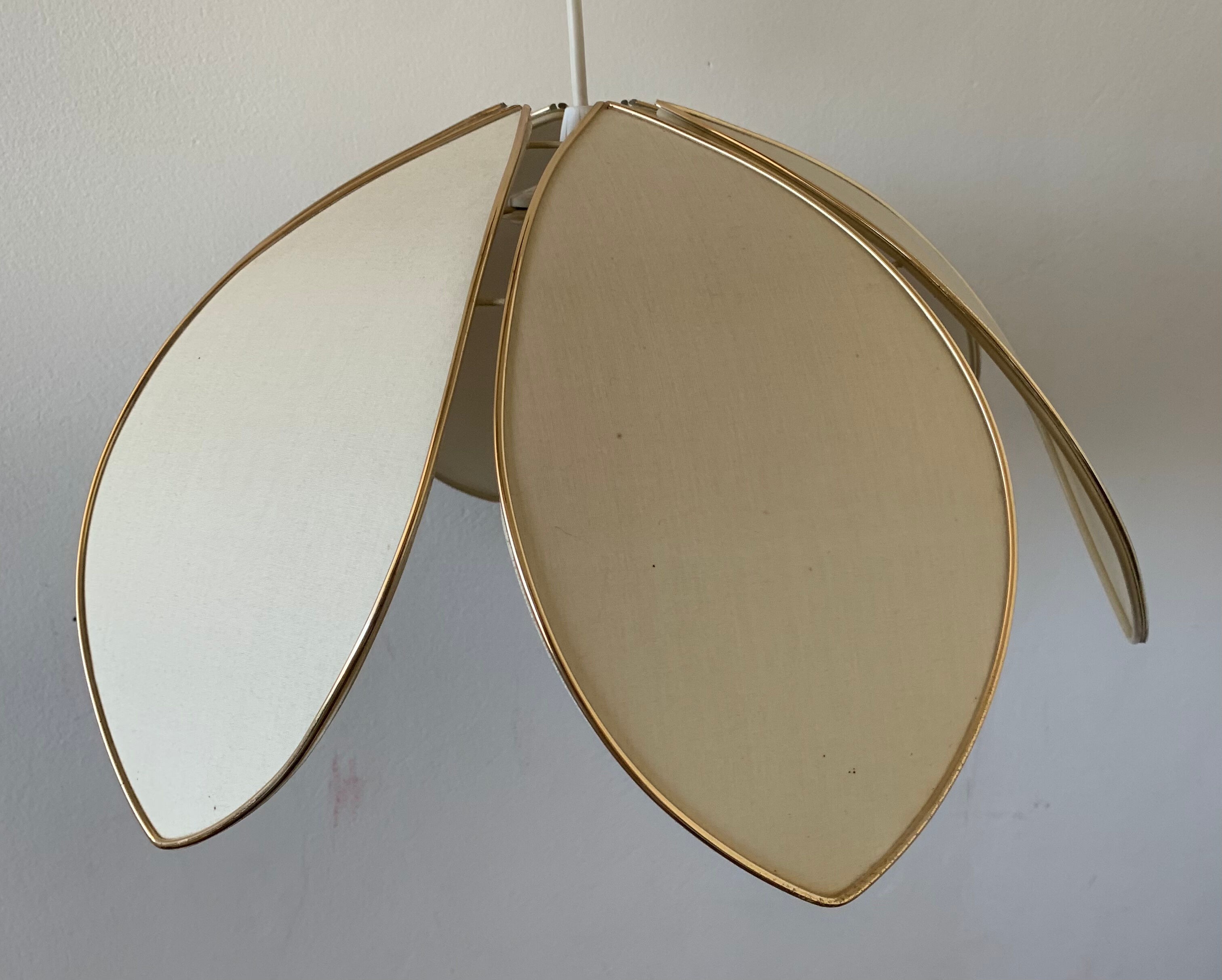 Lotus flower suspension