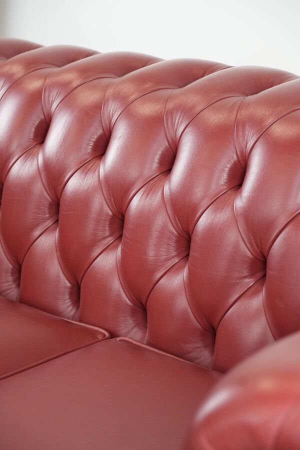 Canapé Chesterfield 2,5 places en cuir anglais de couleur rouge éclatante.