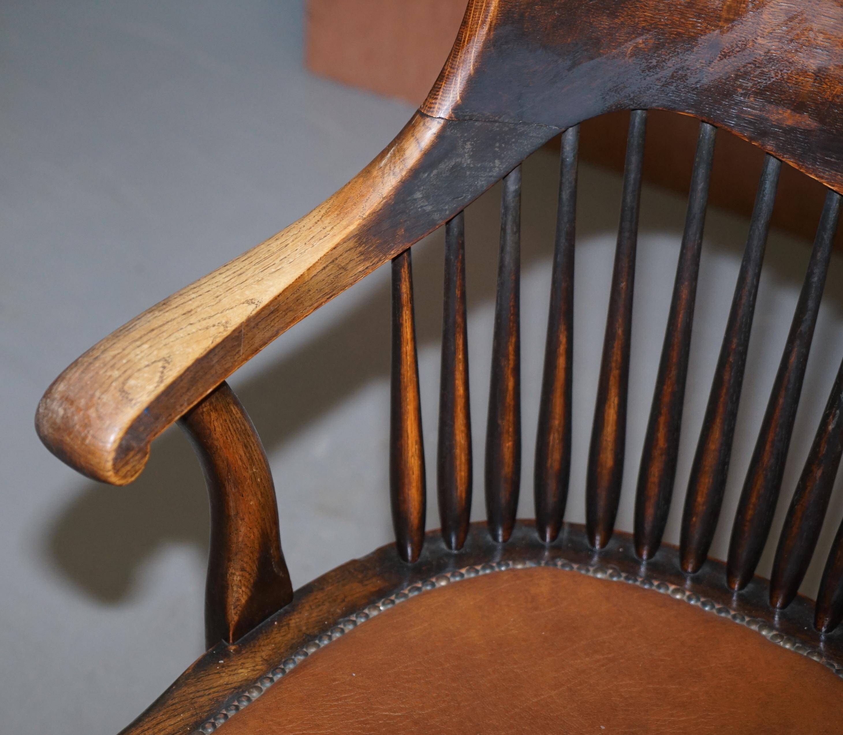 English captain's armchair Ralph Johnson in oak and leather.