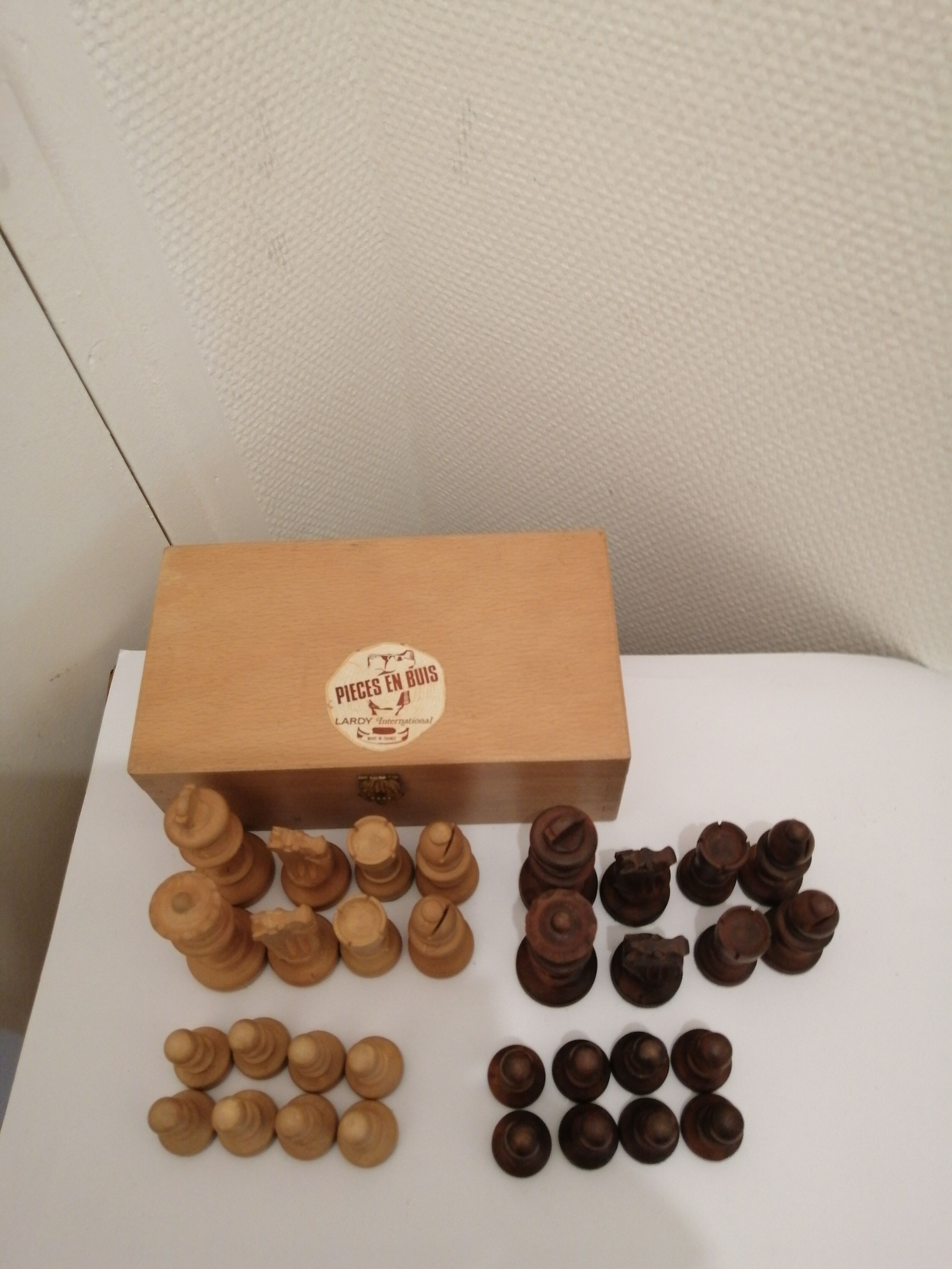 Box of 32 boxwood chess pawns