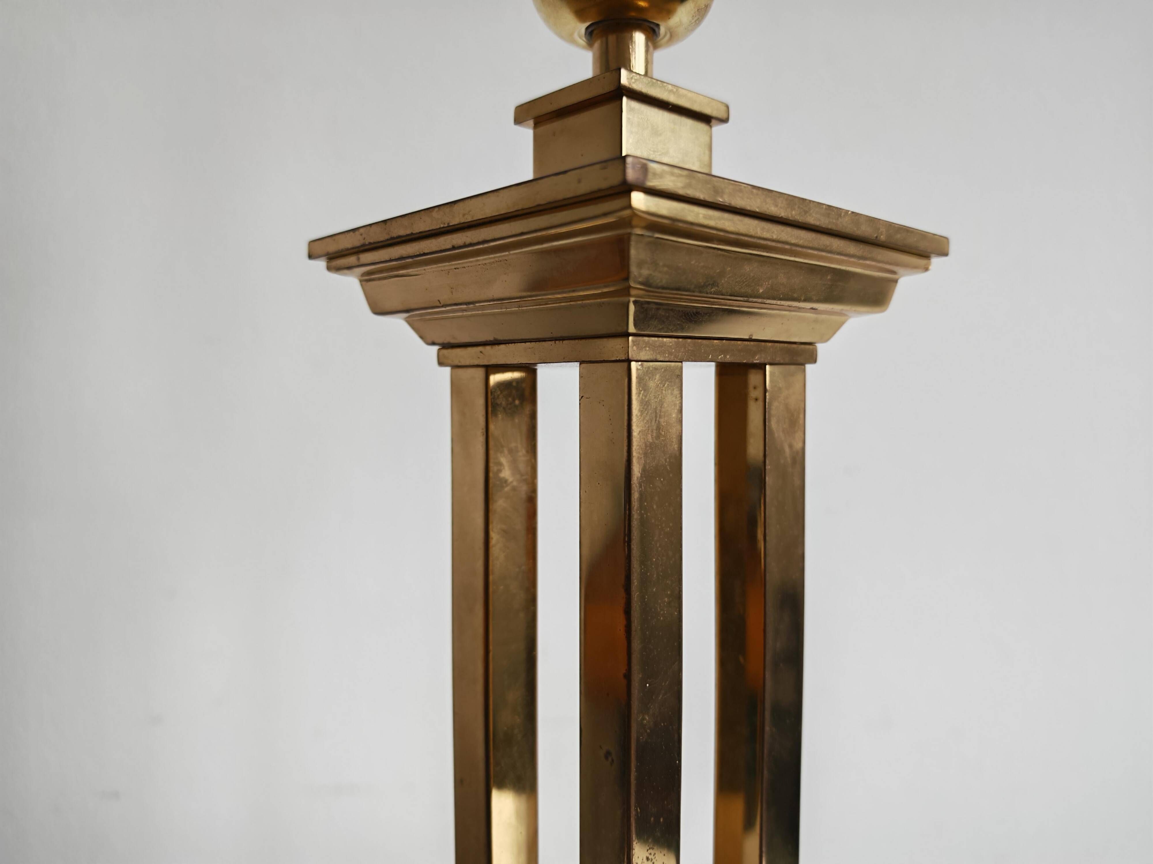 Hollywood Regency table lamp in gilded brass in the style of Willy Rizzo from the 1960s.