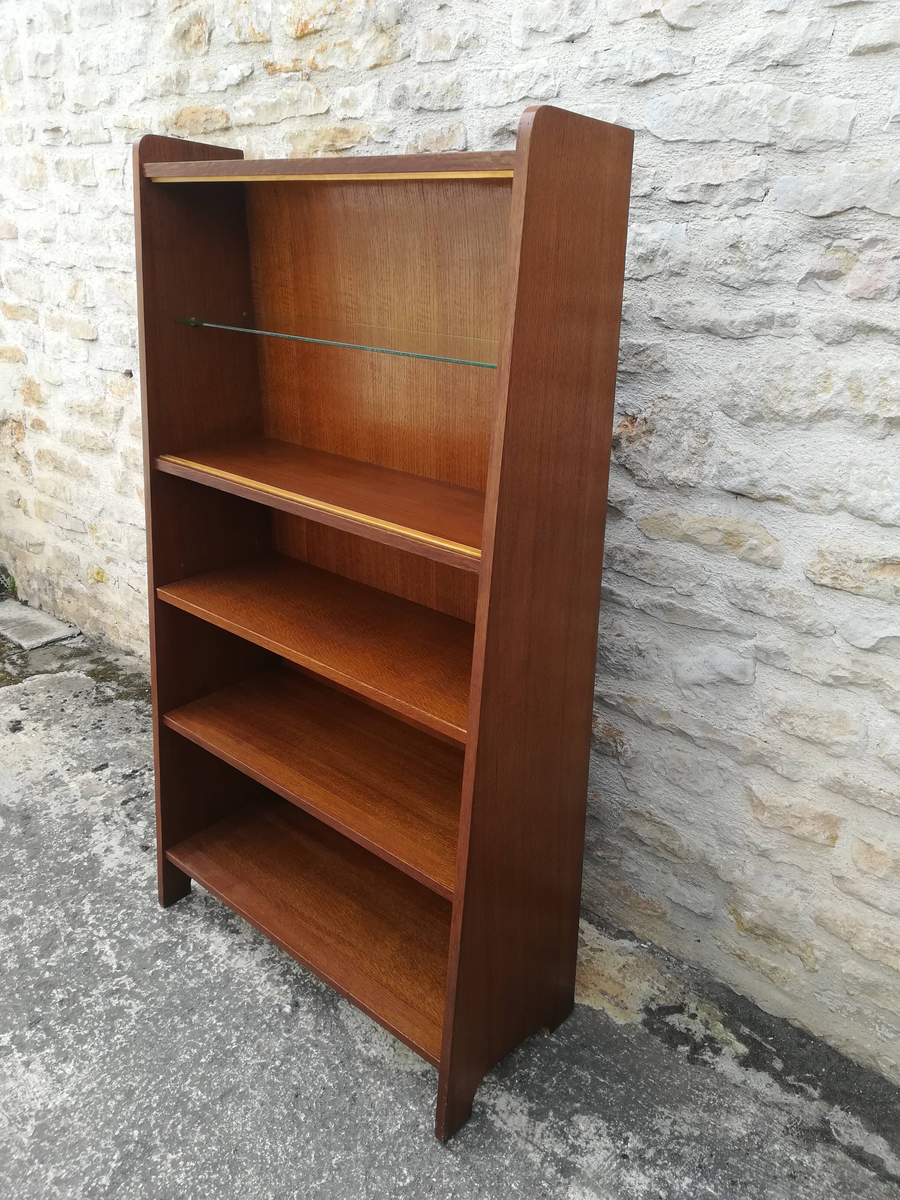 Vintage showcase library