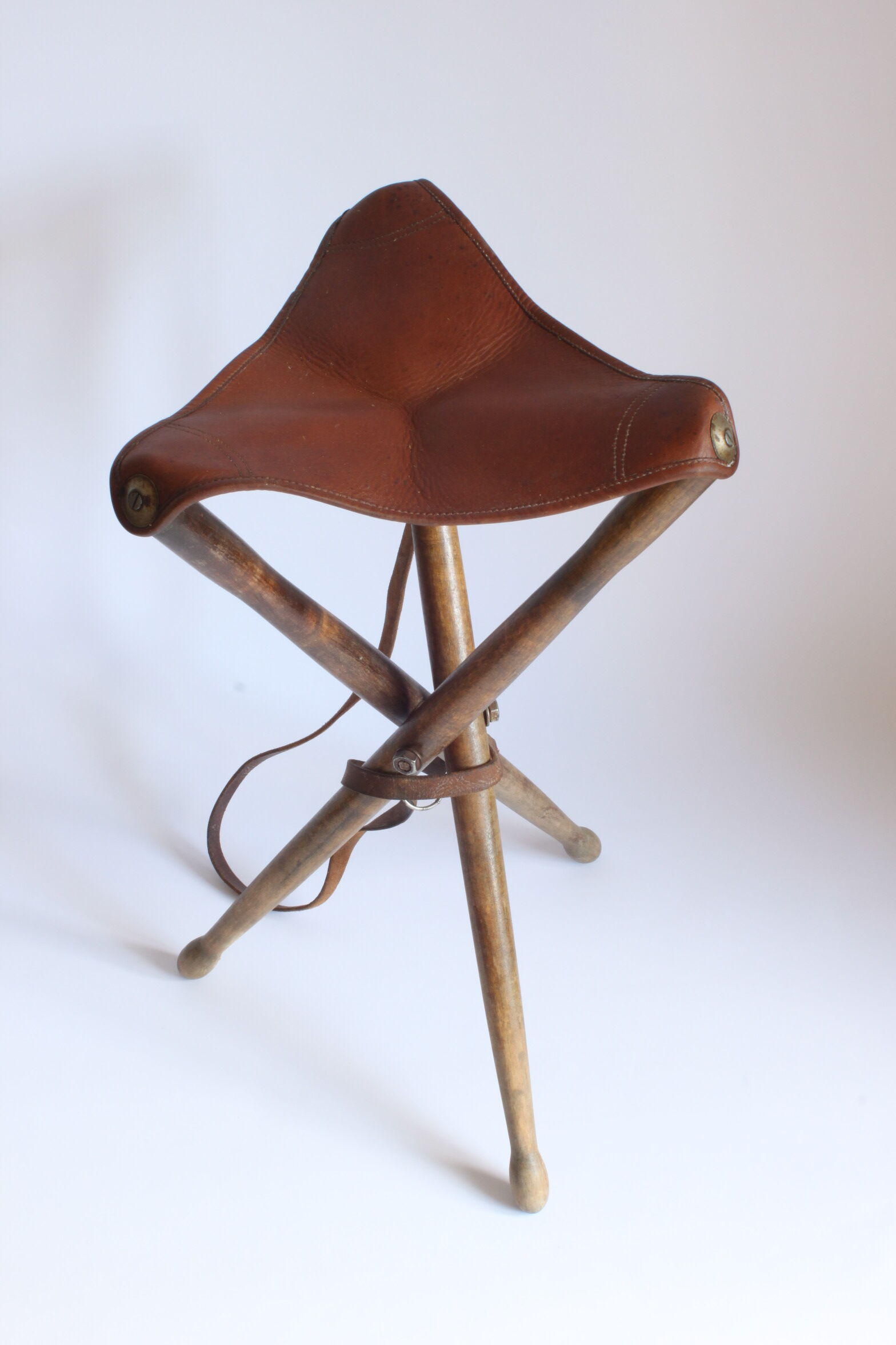 Tabouret de chasse en cuir trépied en bois pliable, France années 1960.