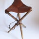 Tabouret de chasse en cuir trépied en bois pliable, France années 1960.