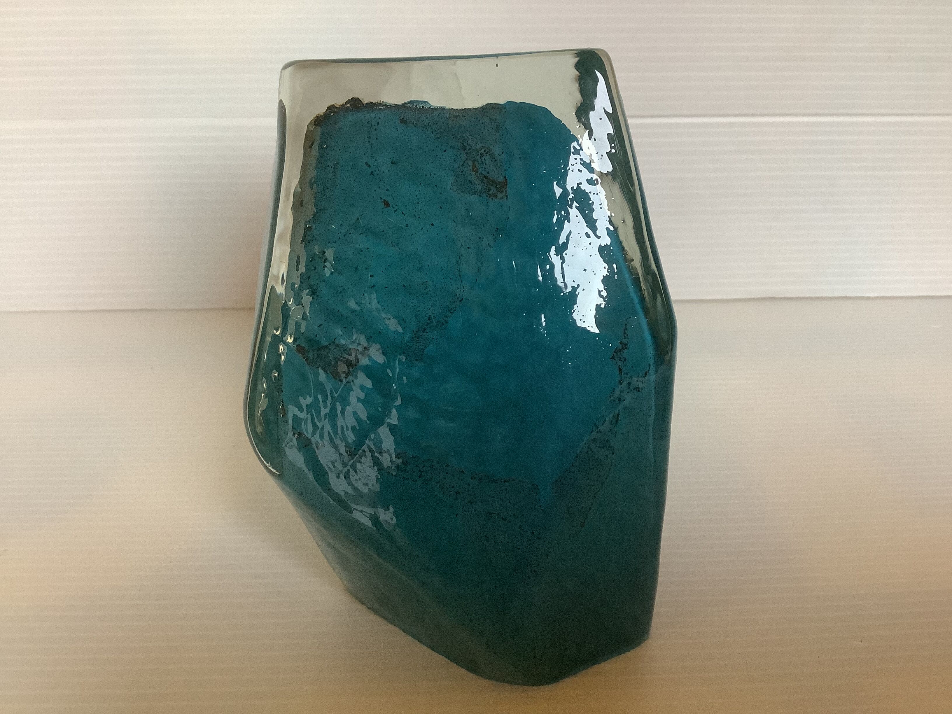Vase Pentagone bleu et doré pâte de verre