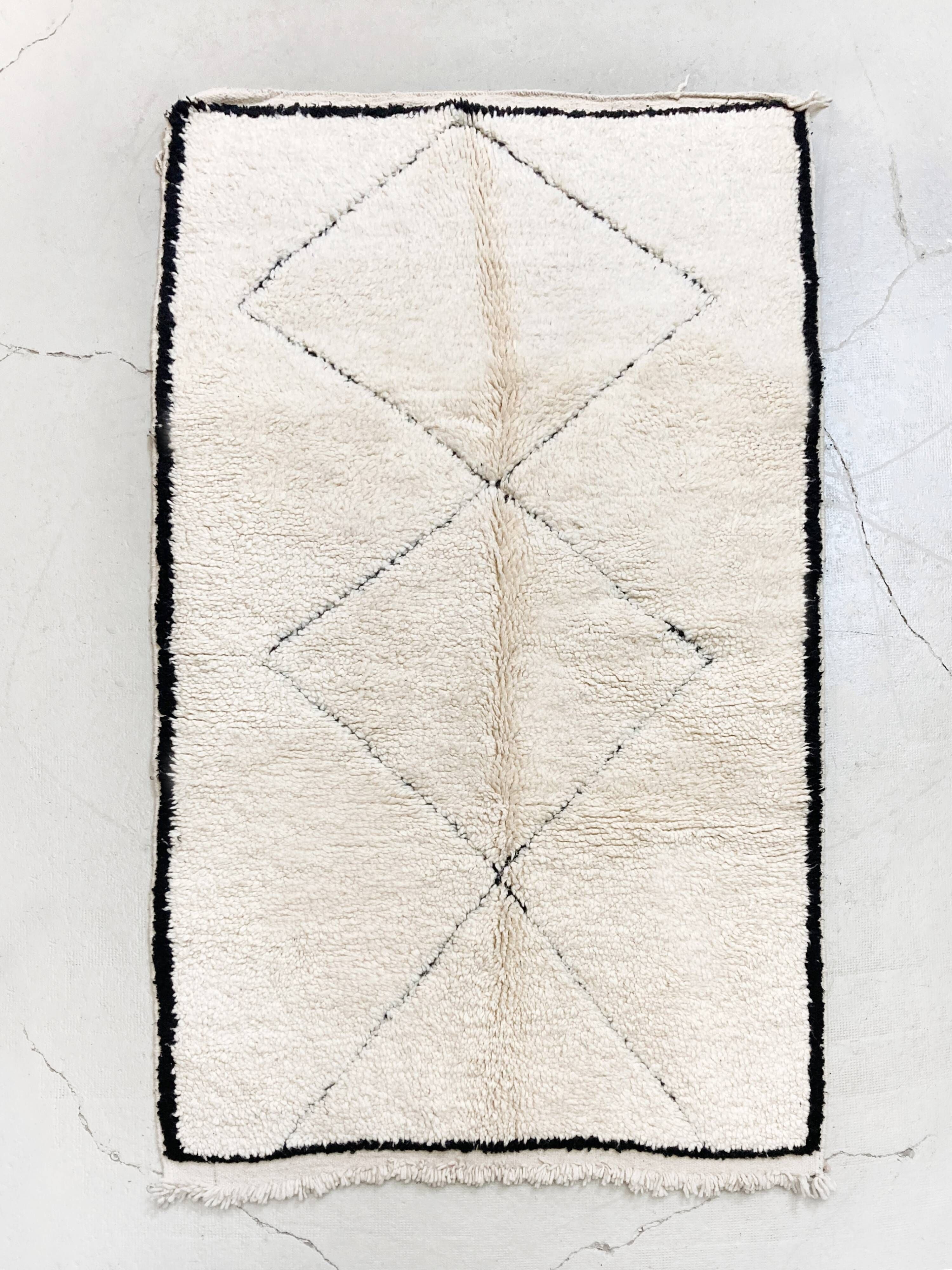 Beni Ouarain Moroccan Berber carpet with diamonds engraved in the weft 2.18x1.21m