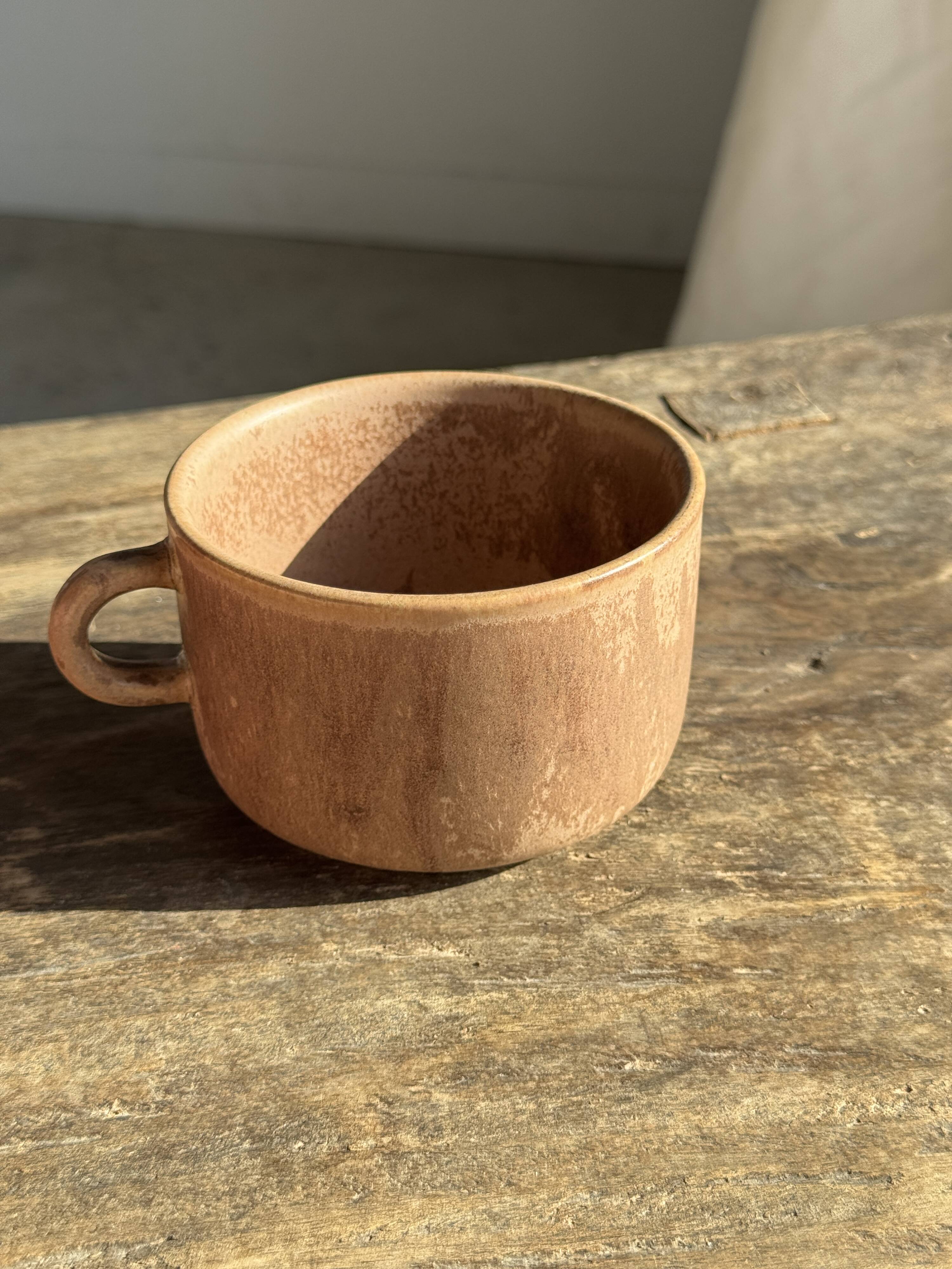 Tasse en grès émaillé brun H6,5 D10,5
