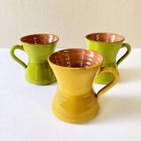 3 tasses en céramique émaillée verte et jaune, signées