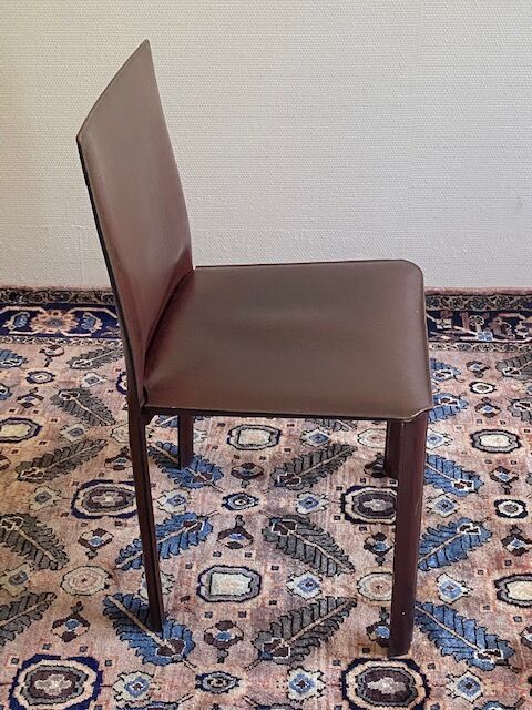 Suite de Quatre Chaises Matéo Grassi gainées de cuir bordeaux
