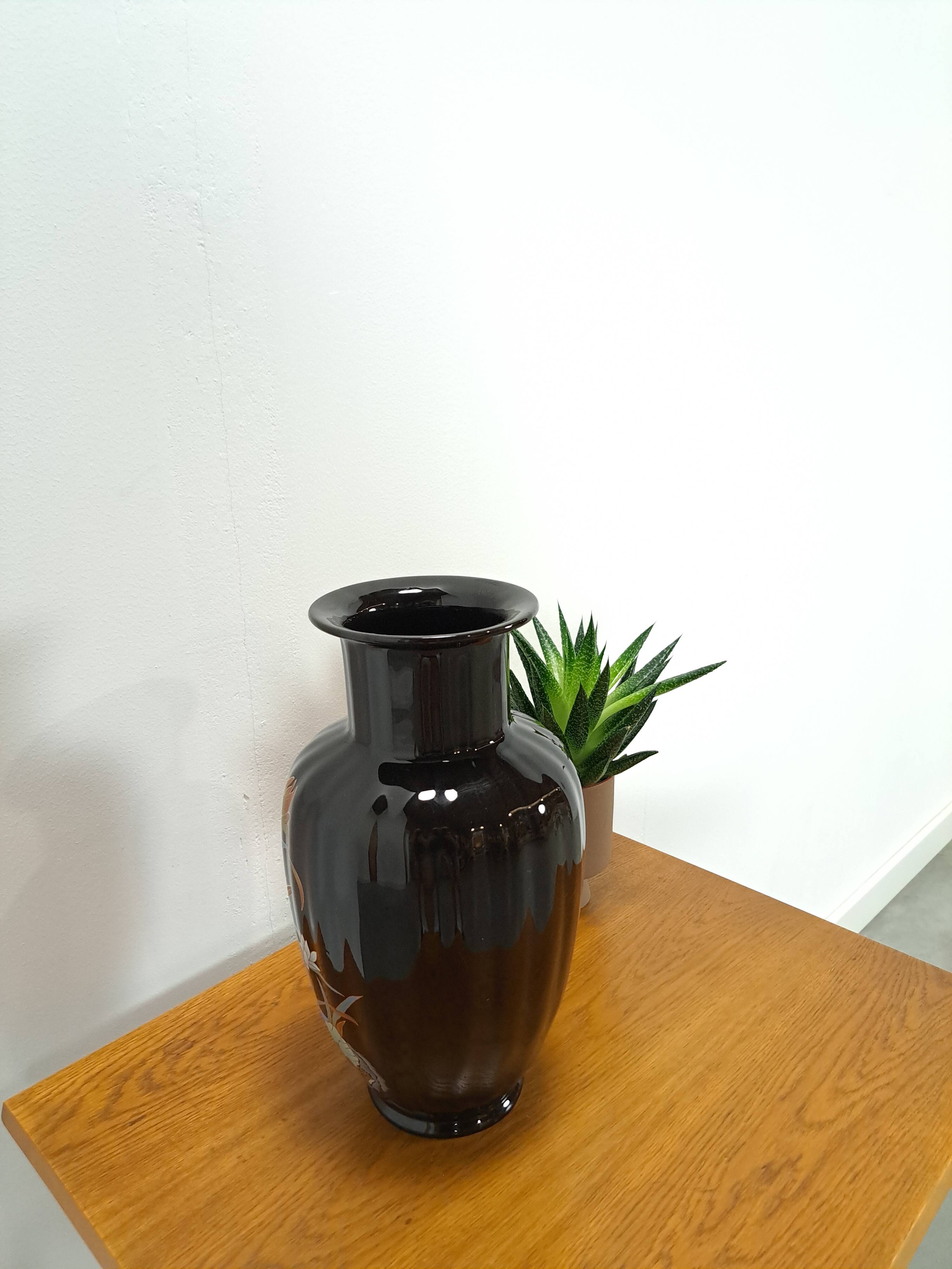 Vase vintage en porcelaine noire.