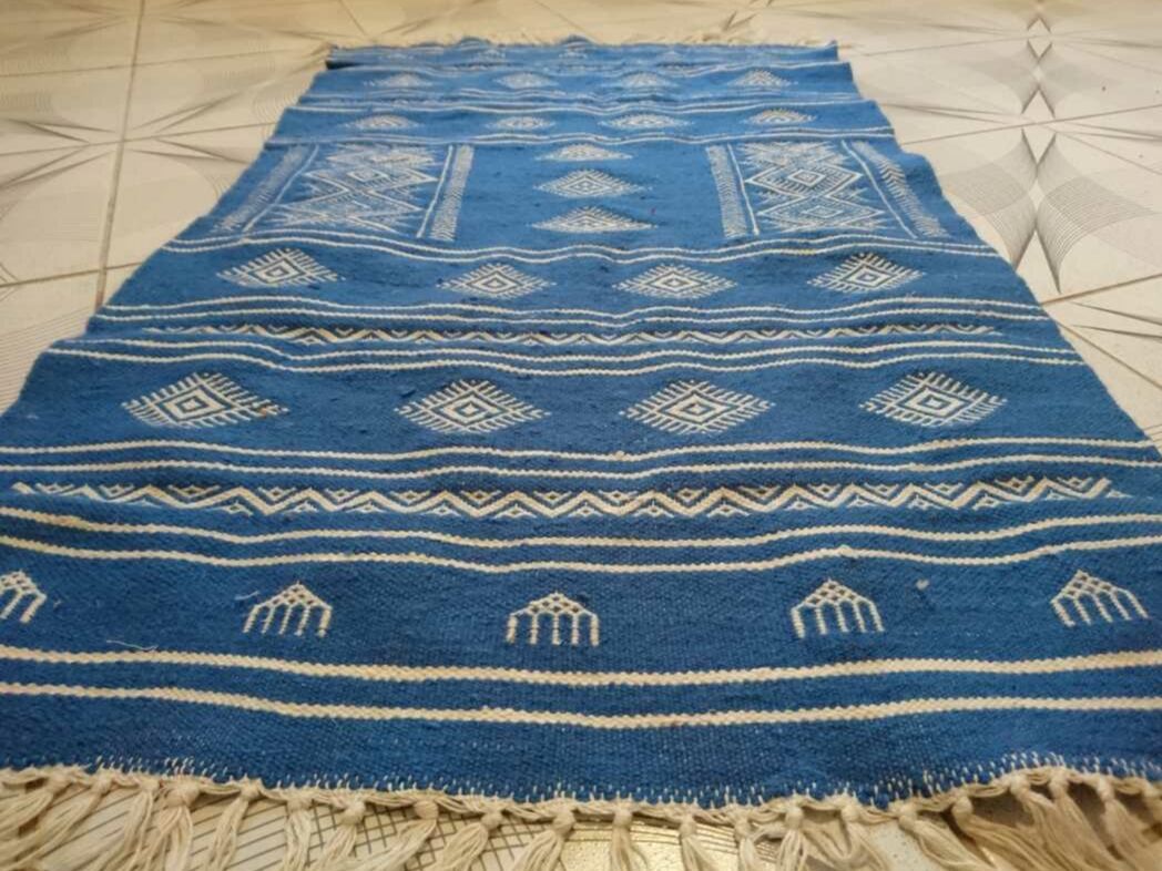 Tapis berbère bleu et blanc 110 x 66 cm