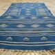 Tapis berbère bleu et blanc 110 x 66 cm