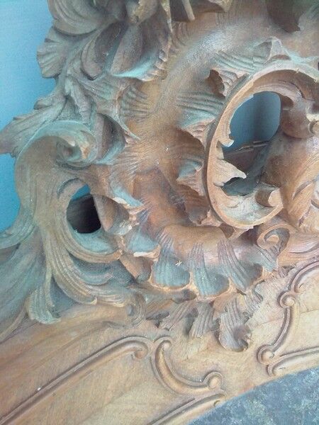 Pediment Louis XV in carved wood shell dating from the 1930 in walnut