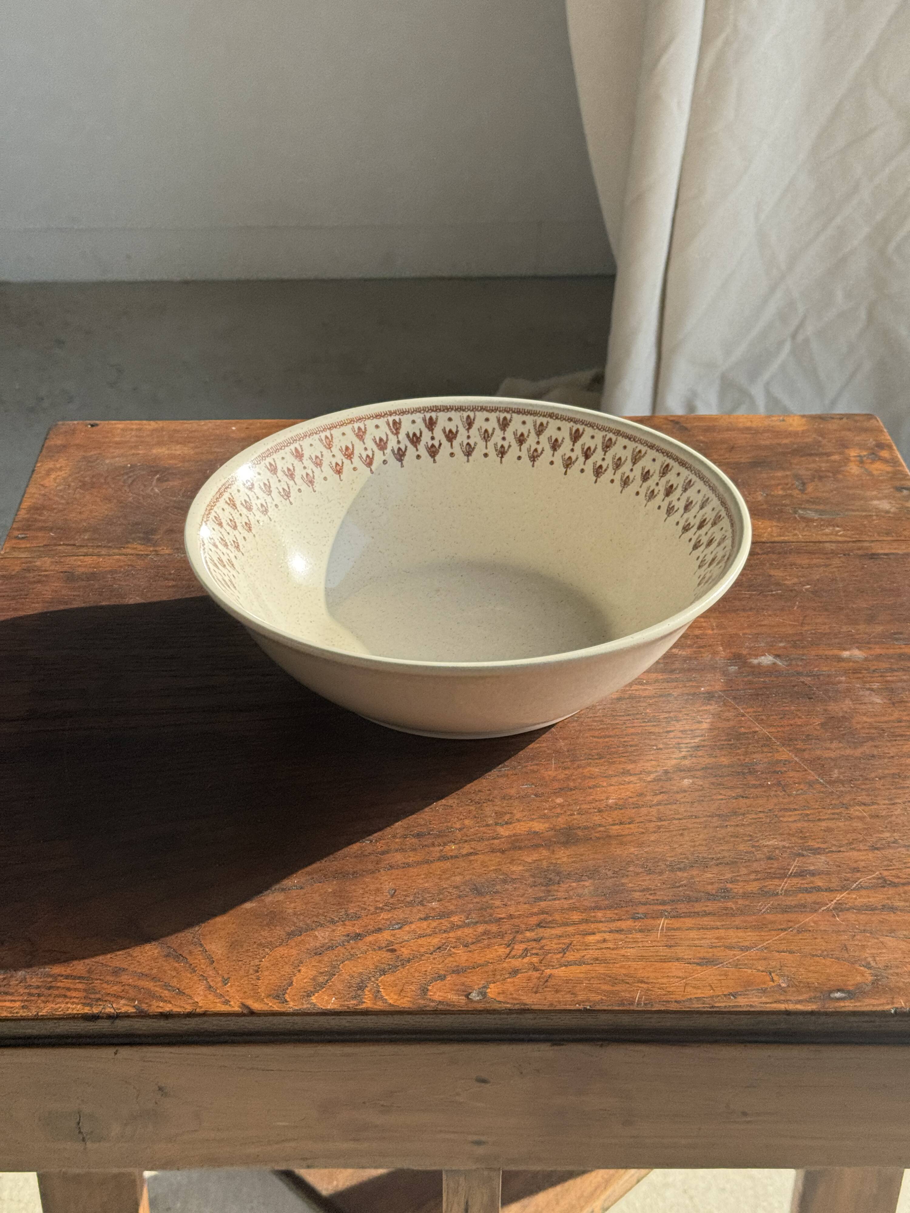 Set of a salad bowl and a vintage brown circular dish D28.