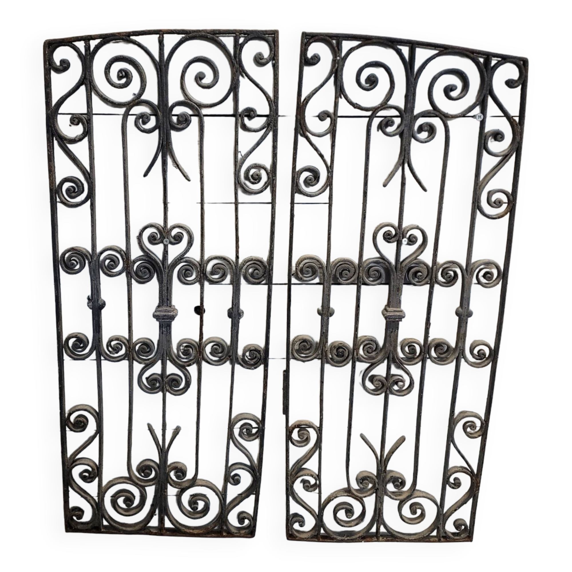 Ancienne paire de grilles en fer forgé