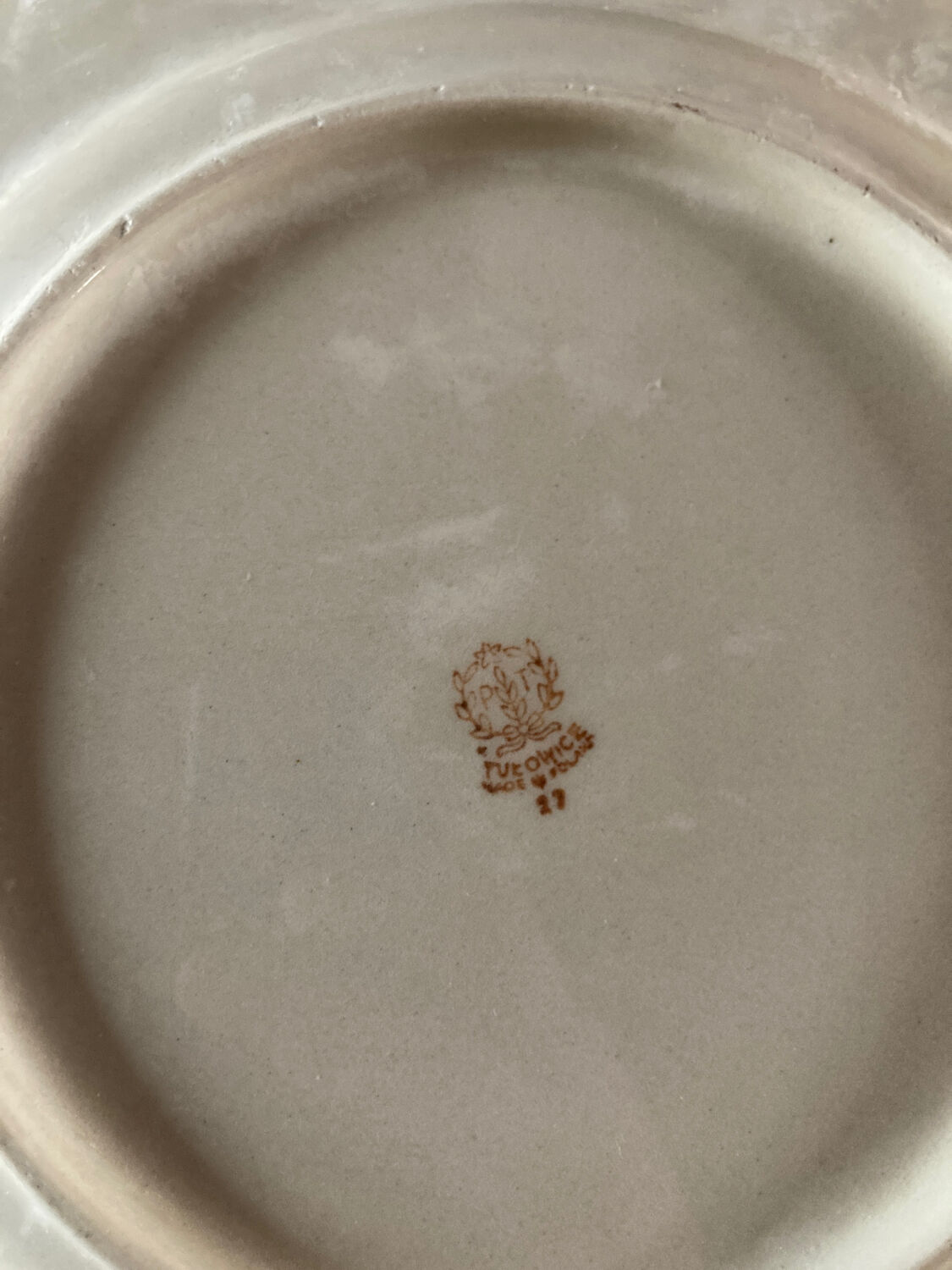 Four beige speckled plates