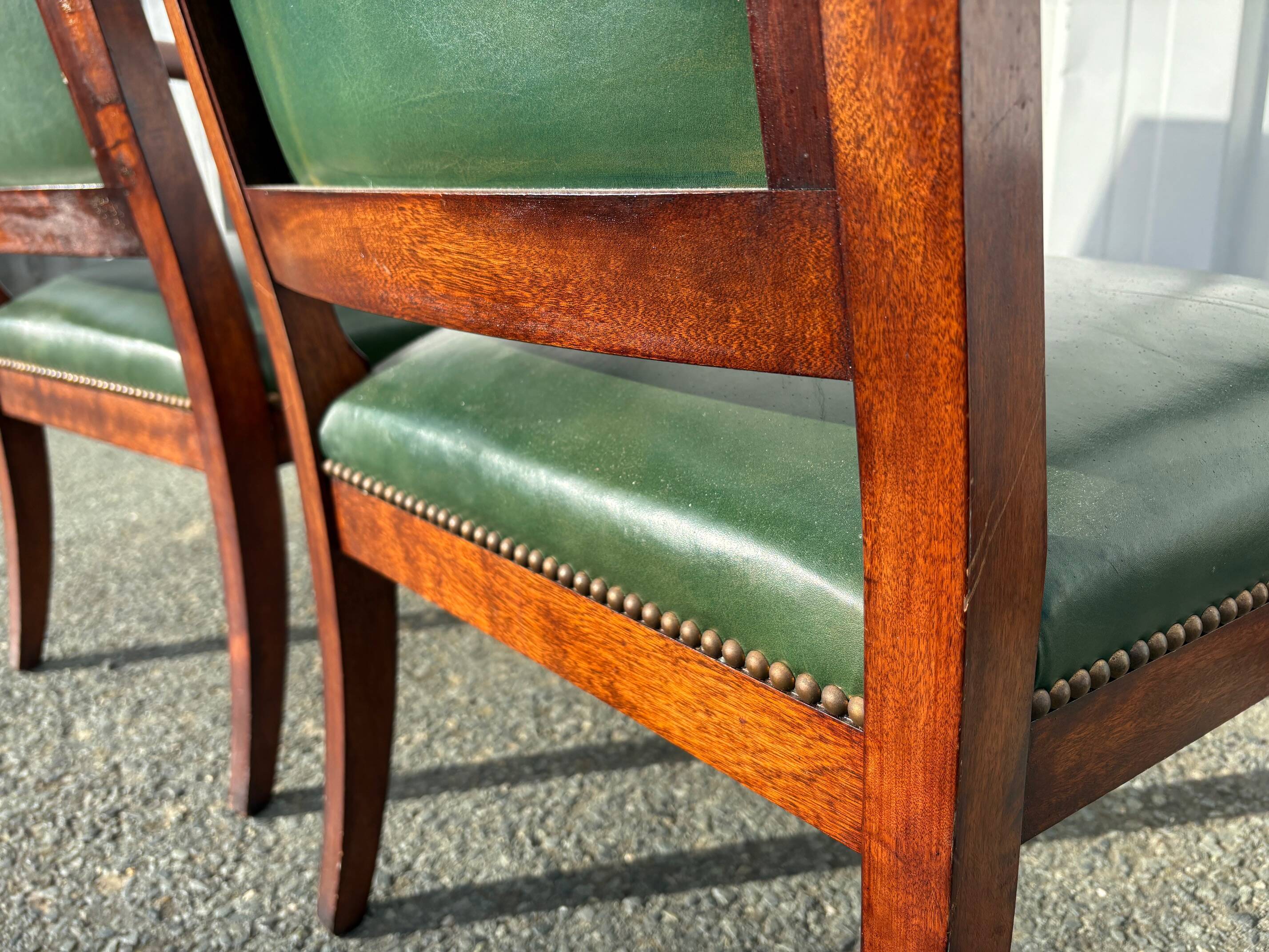 Paire de fauteuils de style Empire en acajou et cuir vert
