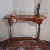 Kidney-shaped reading table