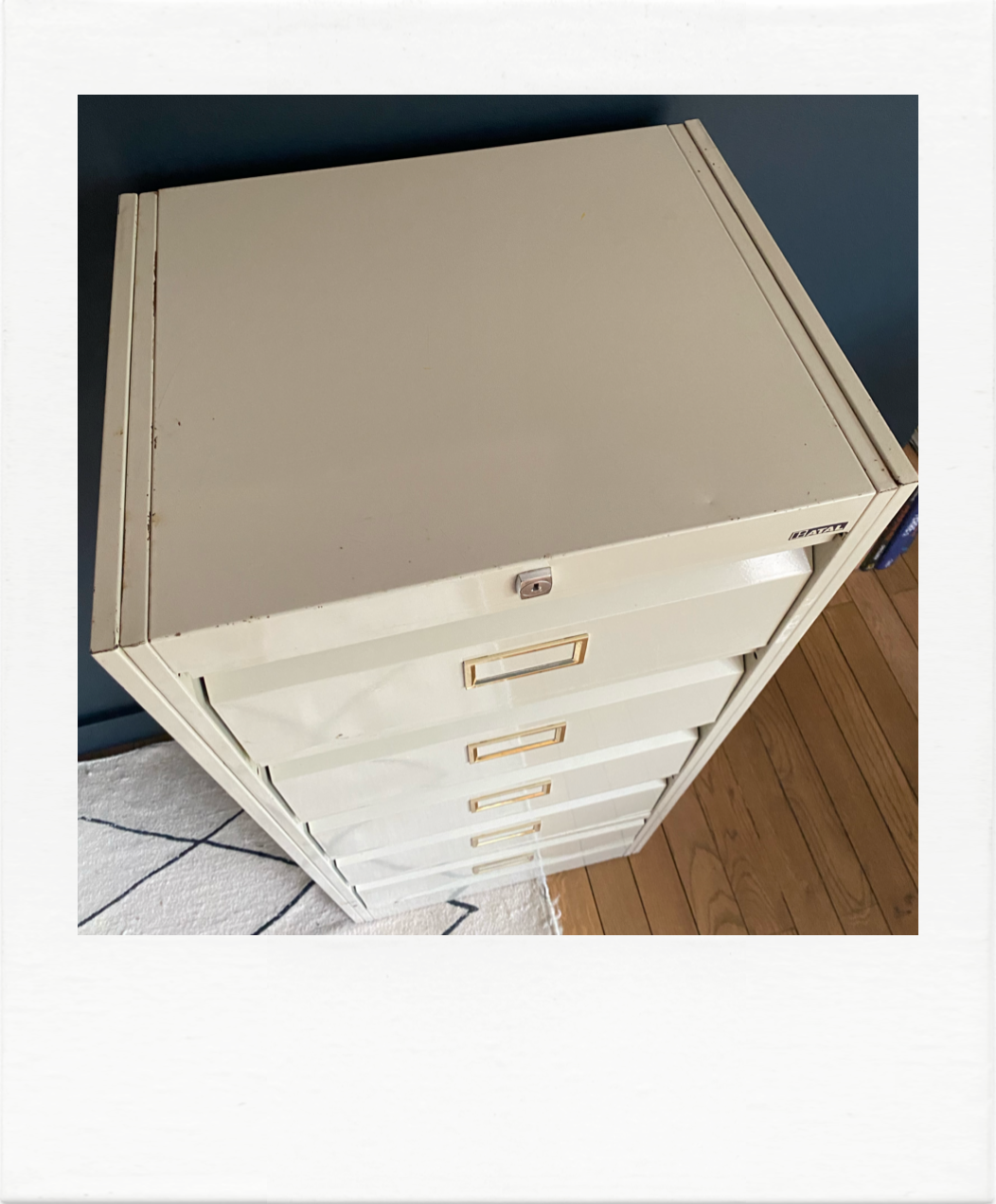 Metal piece of furniture with valves