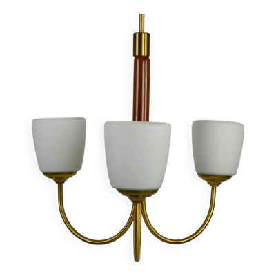 Suspension scandinave moderne à trois lumières en laiton, teck et verre opalin, années 1960.