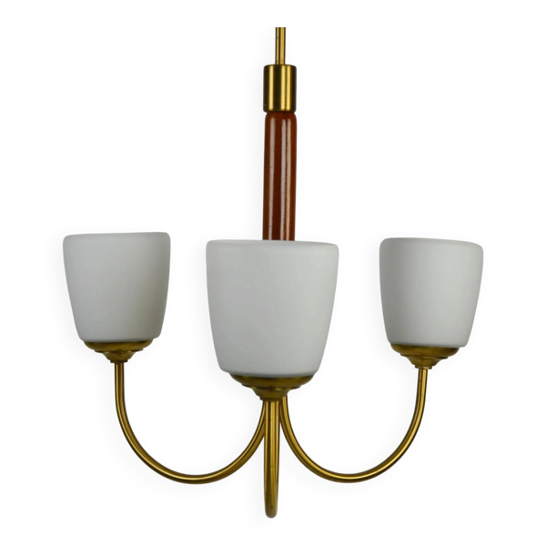 Suspension scandinave moderne à trois lumières en laiton, teck et verre opalin, années 1960.