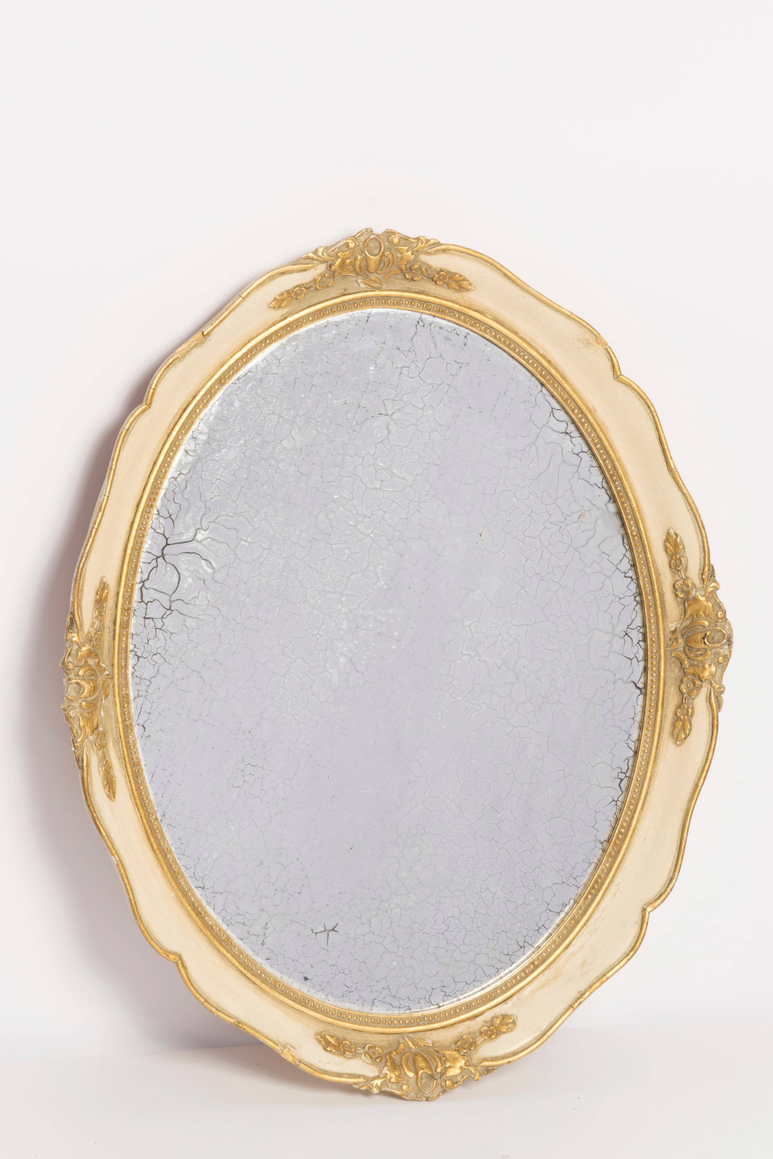 Miroir décoratif moyen en bois doré avec verre d'origine et patine, Italie, années 1960