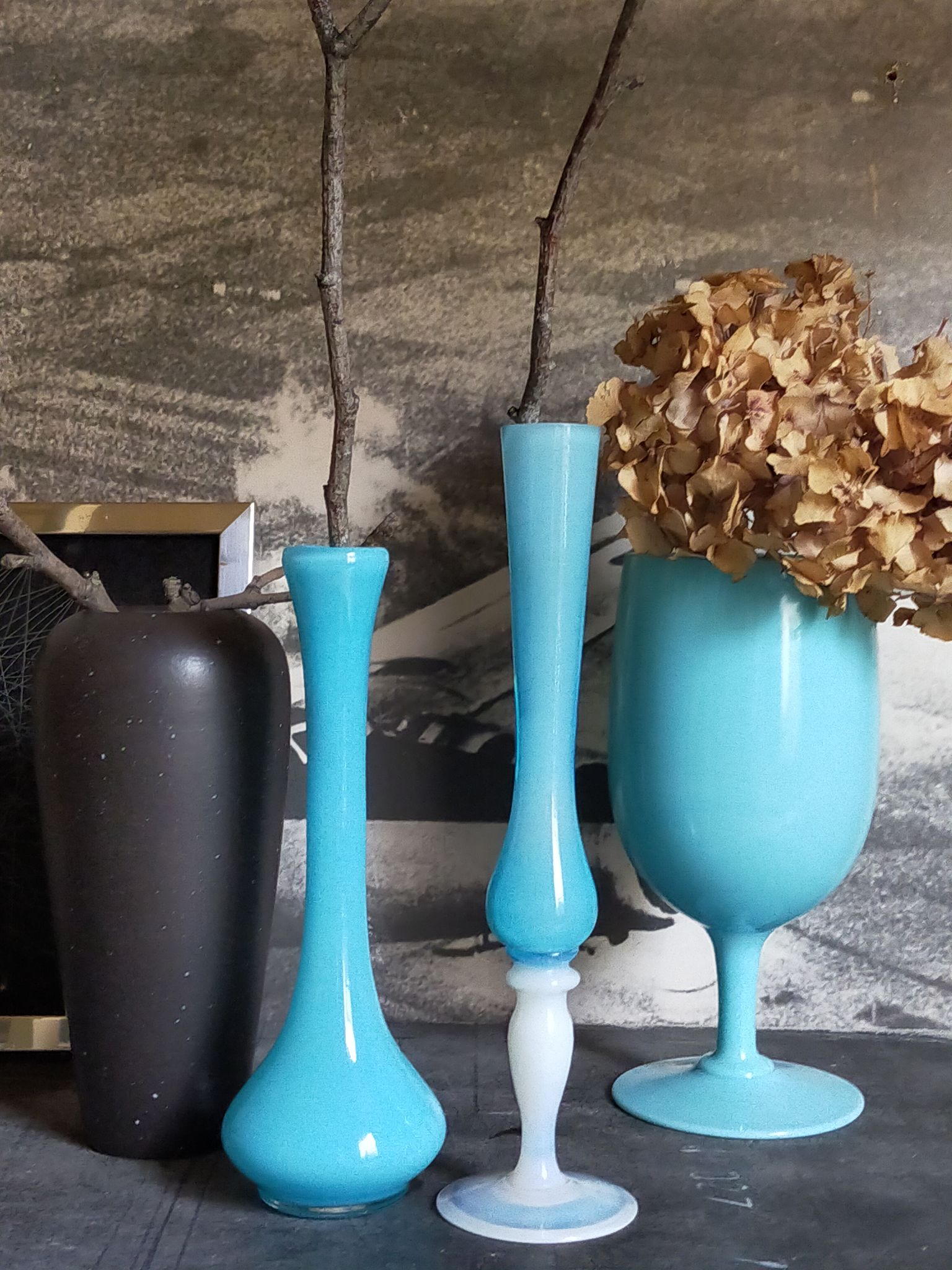 Vase à pied en opaline bleue vintage