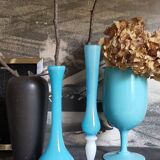 Vase à pied en opaline bleue vintage