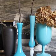 Vase à pied en opaline bleue vintage