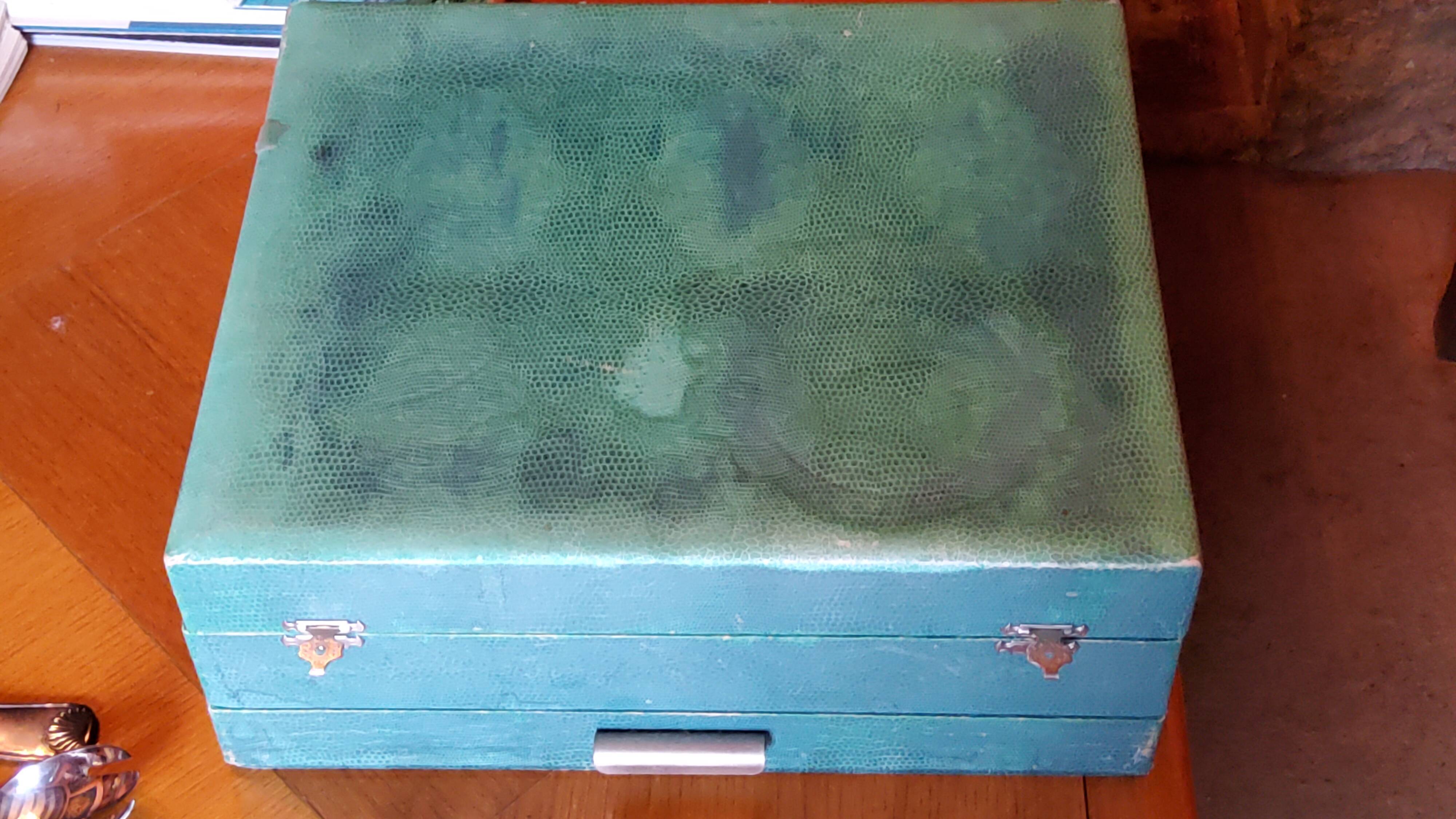 Silver metal housewife of the 50s shell model 76 pieces in its box