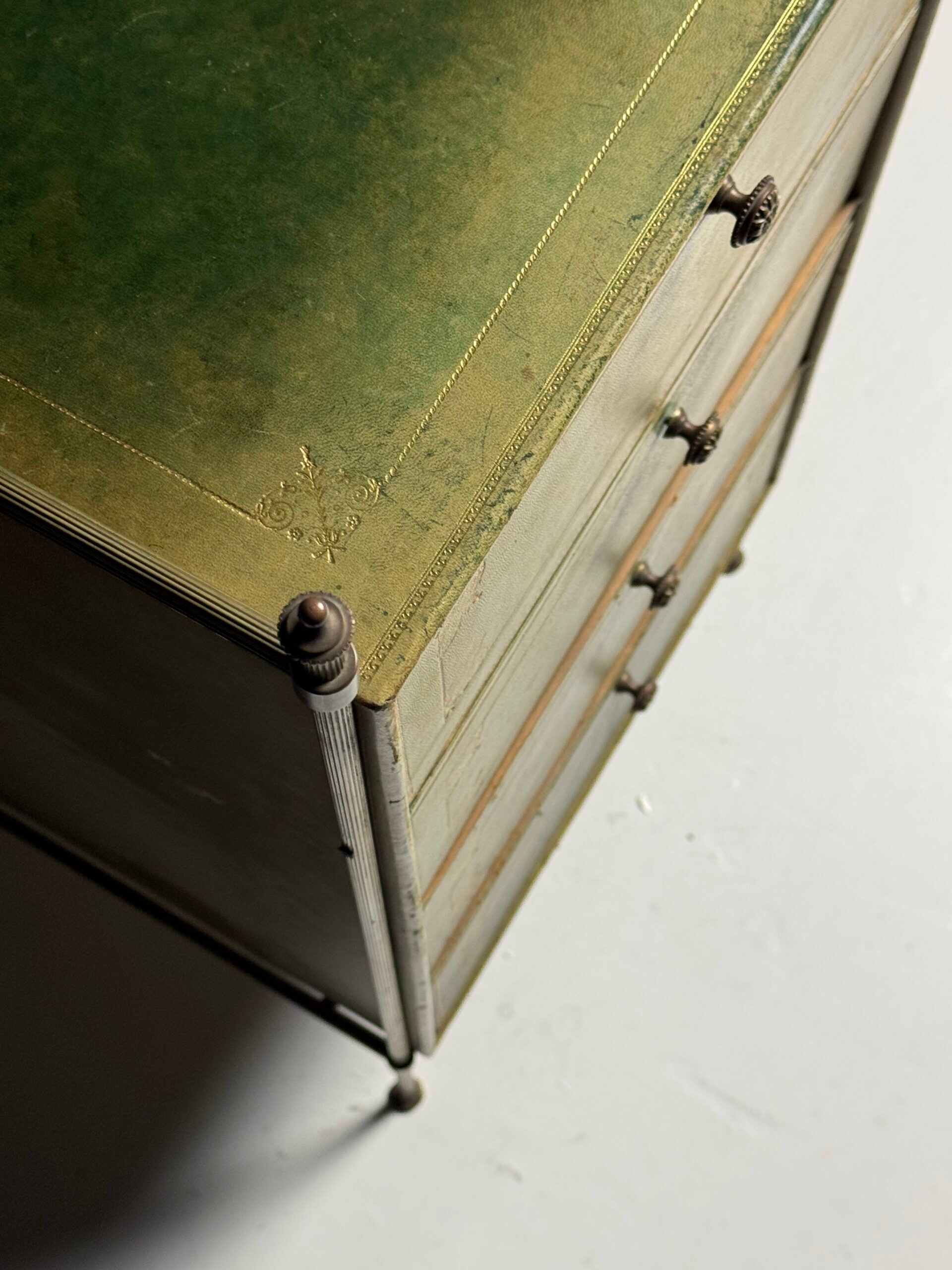 Commode en cuir vers 1960