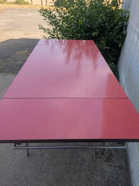 Table en formica rouge