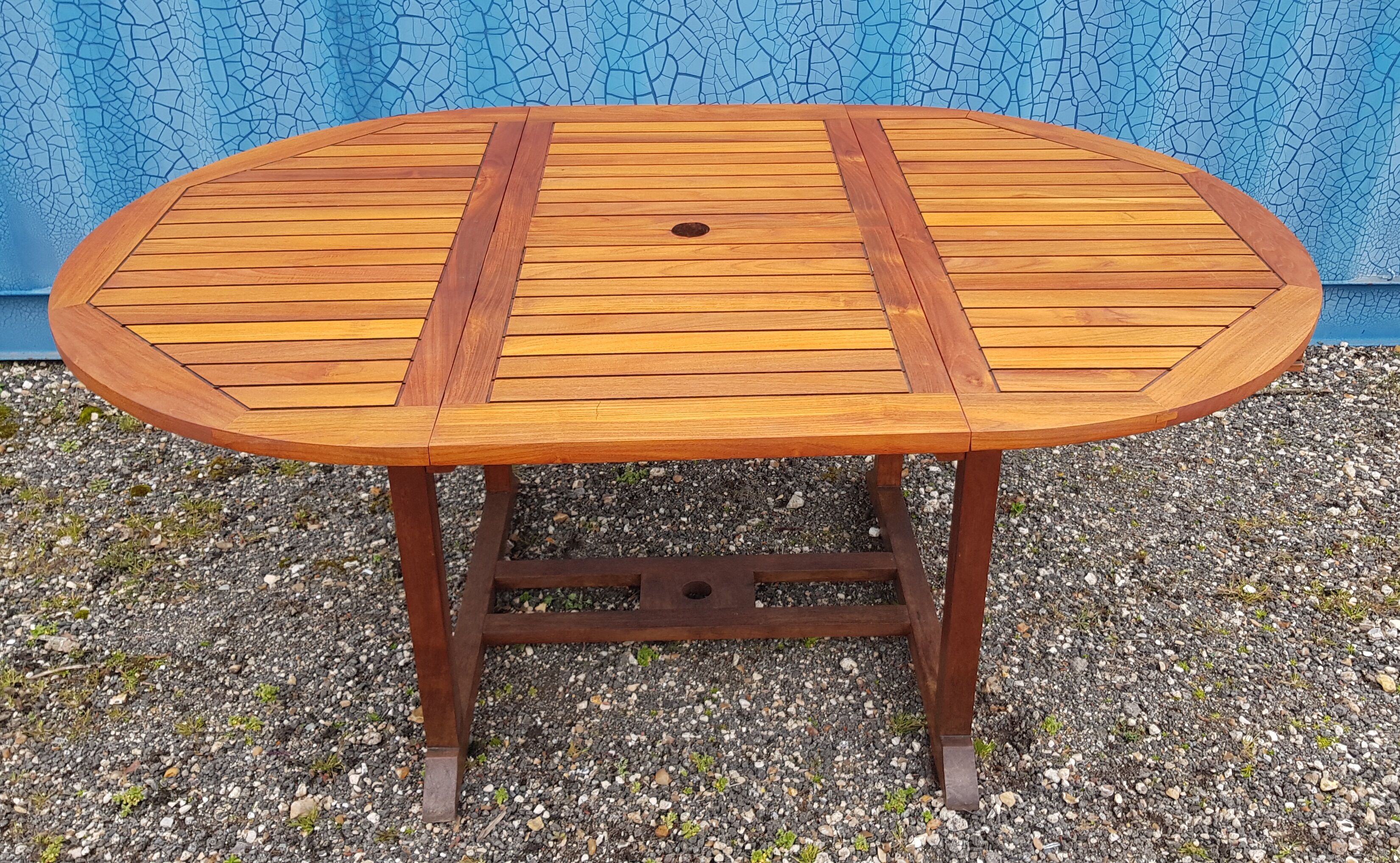 Stretchable garden dining table in solid teak