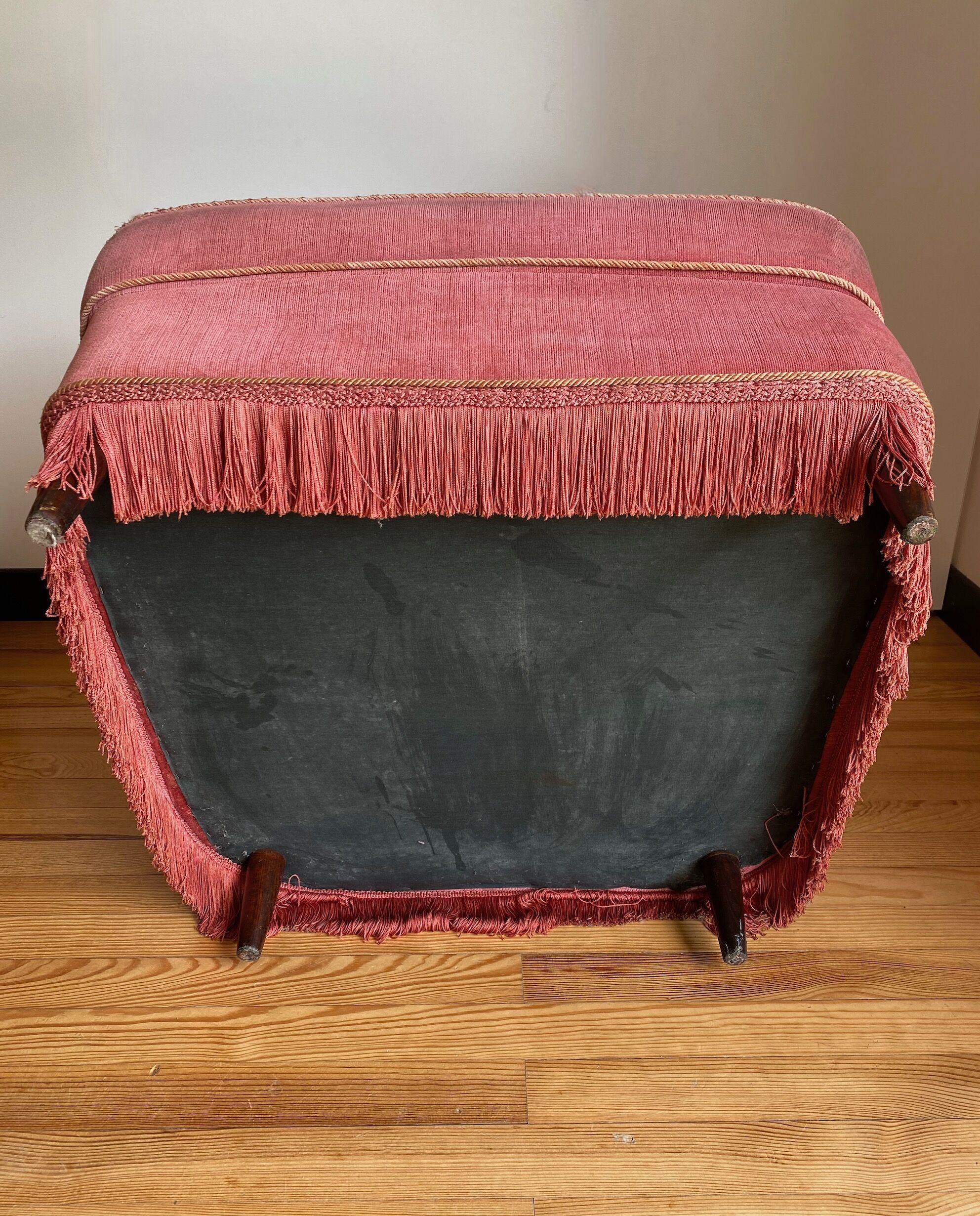 Upholstered toad armchair