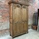 Armoire antique française à motifs floraux sculptés à la main