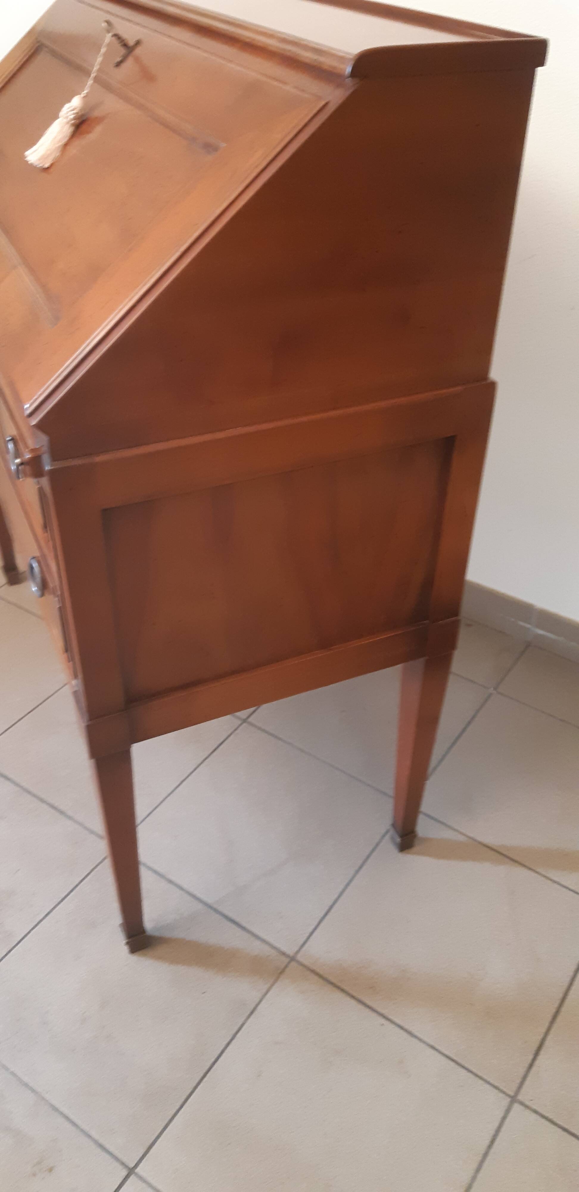 Sloping secretary, Louis XVI style donkey back desk, very good 20th century copy