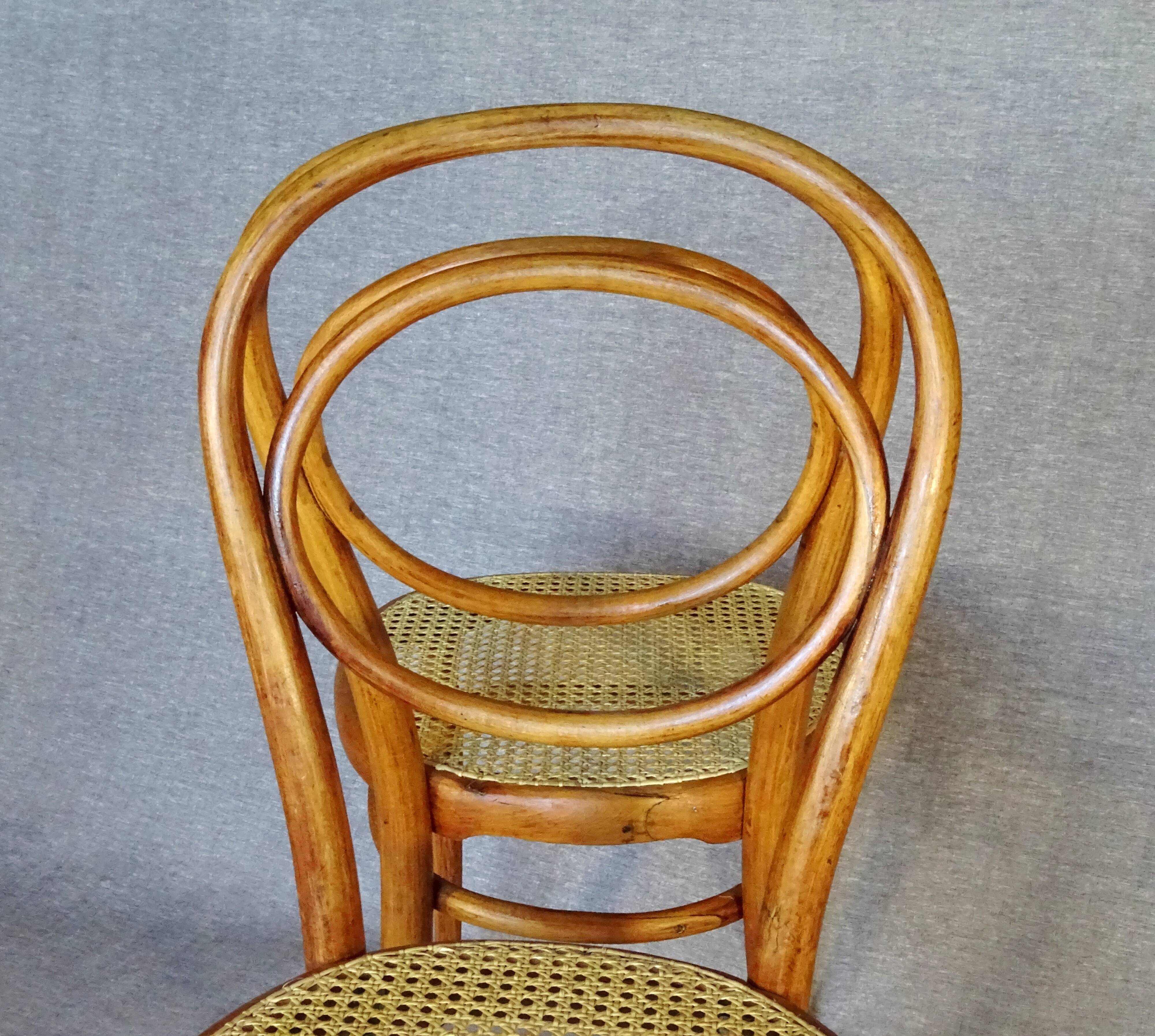 Deux chaises N°10 de Thonet 1870 noyer clair