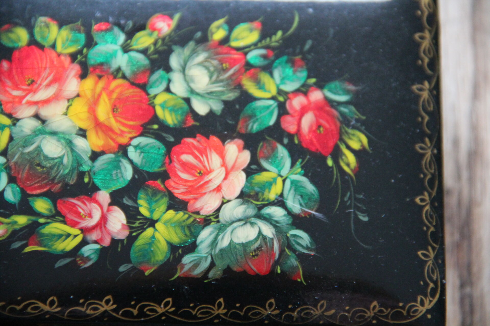 Coffret en bois laqué fleuri