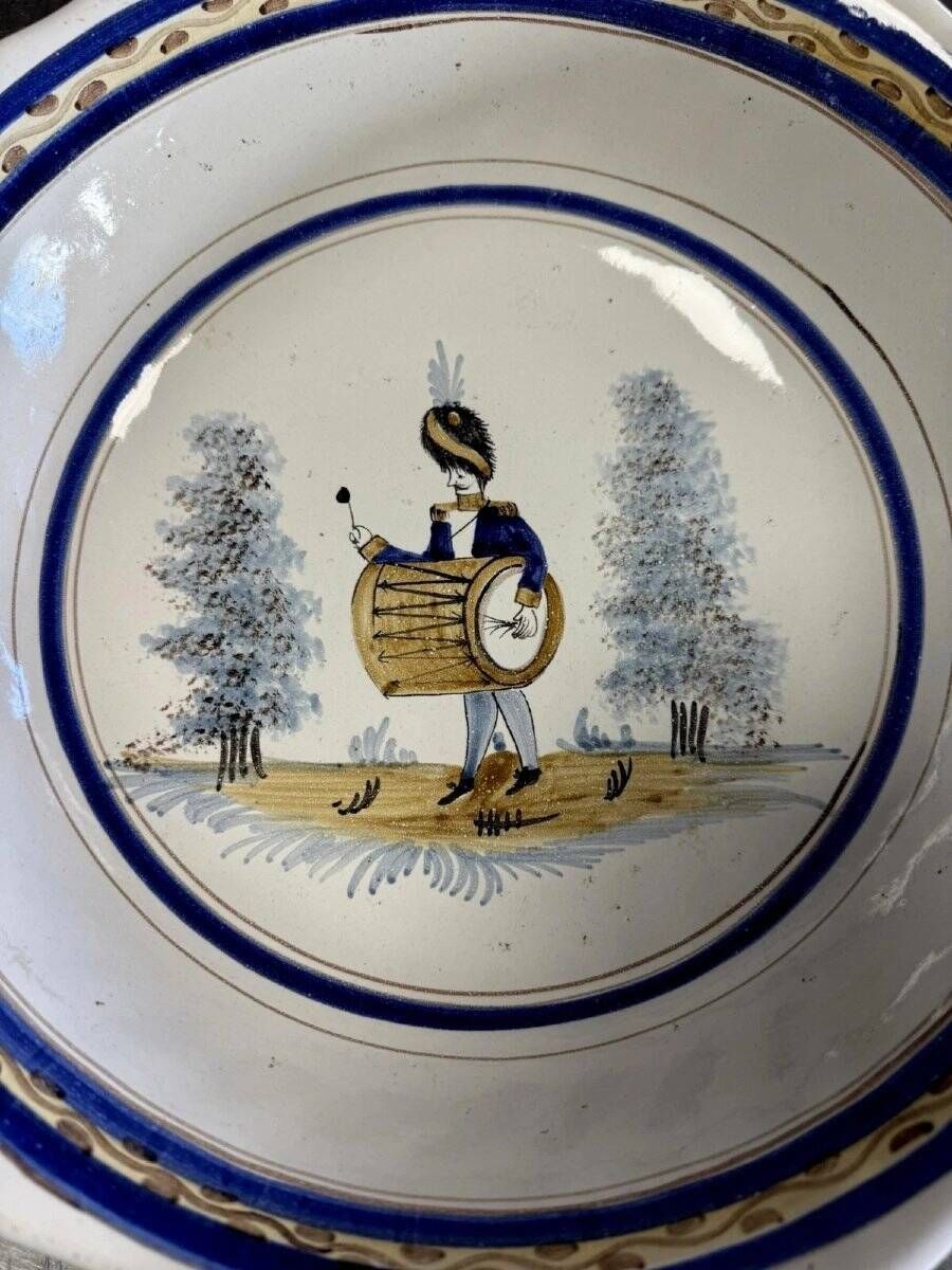 Large centrepiece table dish in earthenware with a painted decoration of a drummer.