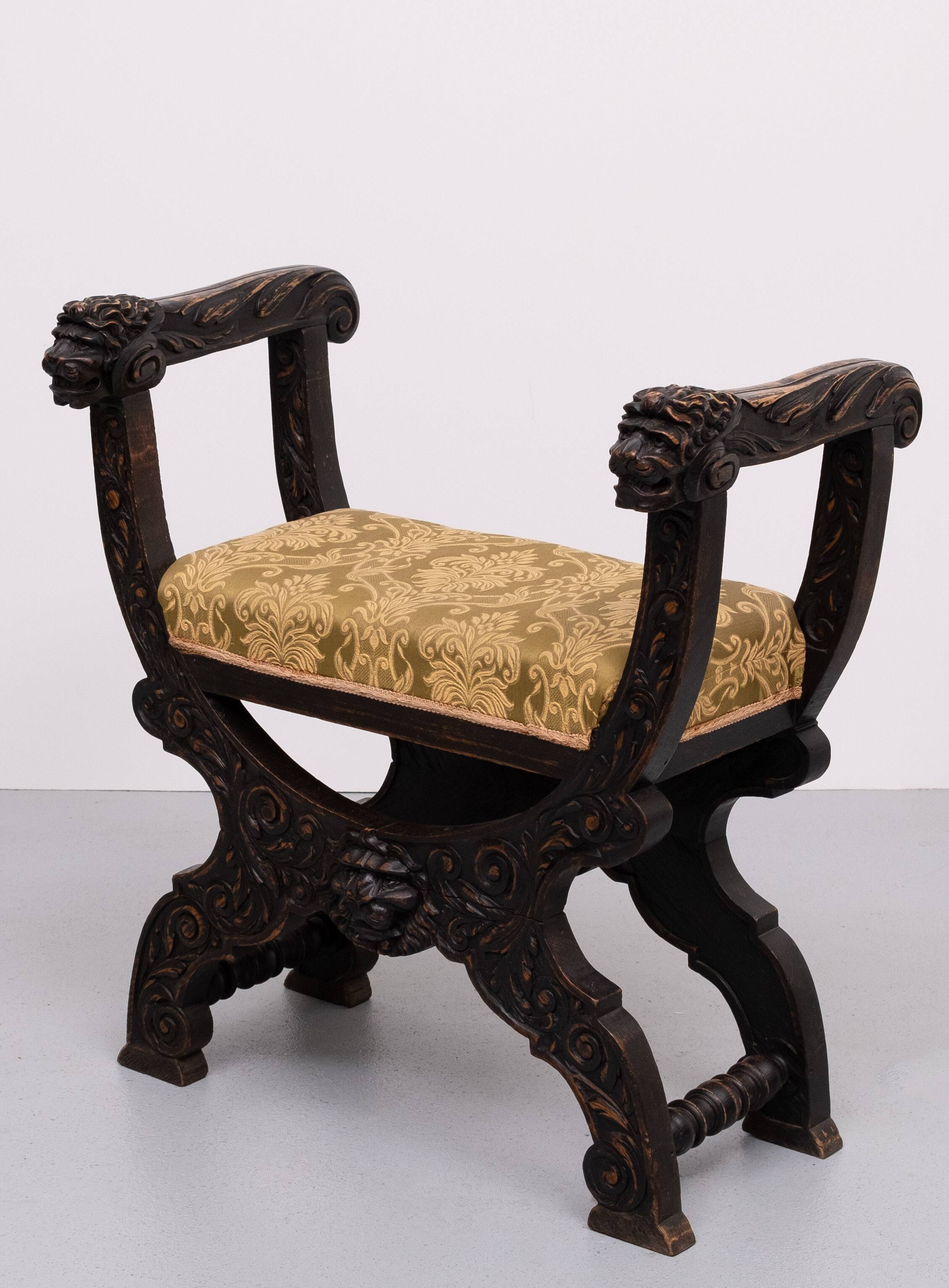 Tabouret victorien antique à décor de lions sculpté à la main, Hollande