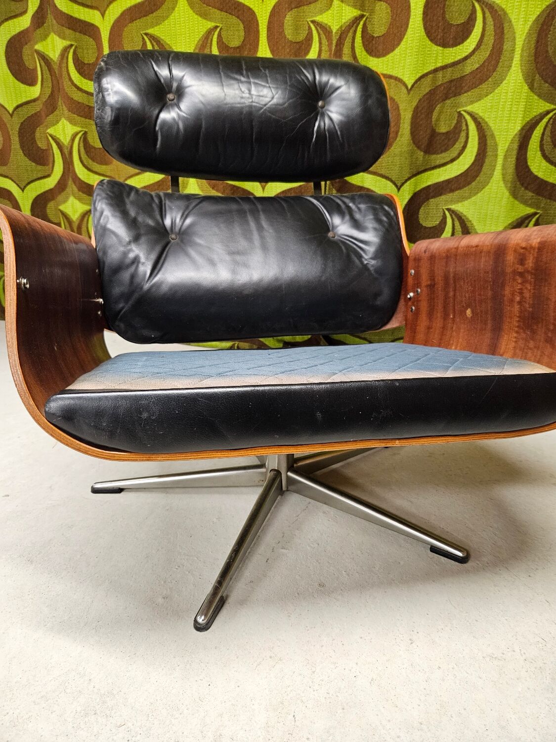 Fauteuil lounge cuir noir 1970 vintage