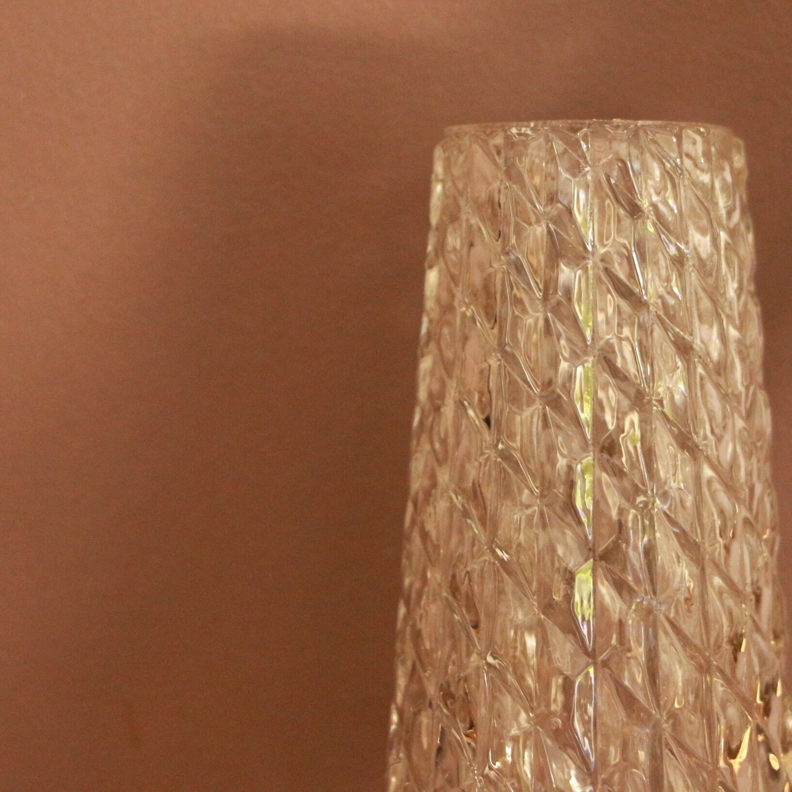 Pair of sconces in gold metal and tulip globe