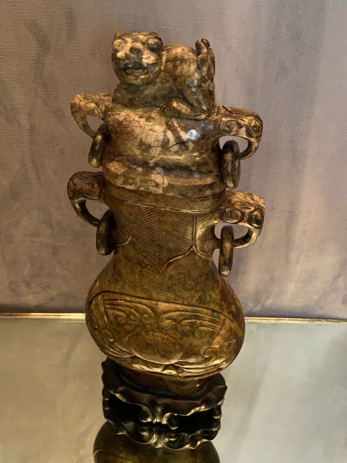 Covered vase in hard stone carved China