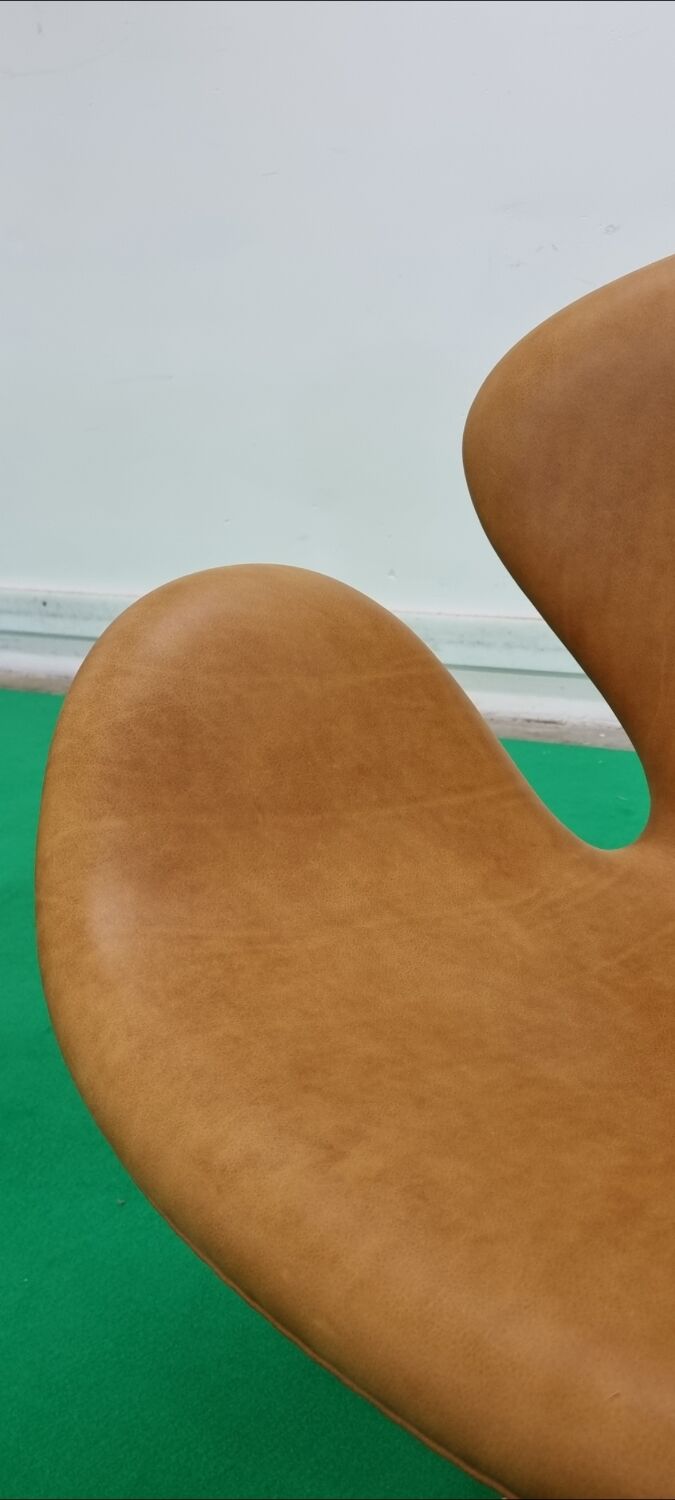 Pair Arne Jacobsen Swan chair Fritz Hansen