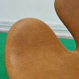 Pair Arne Jacobsen Swan chair Fritz Hansen