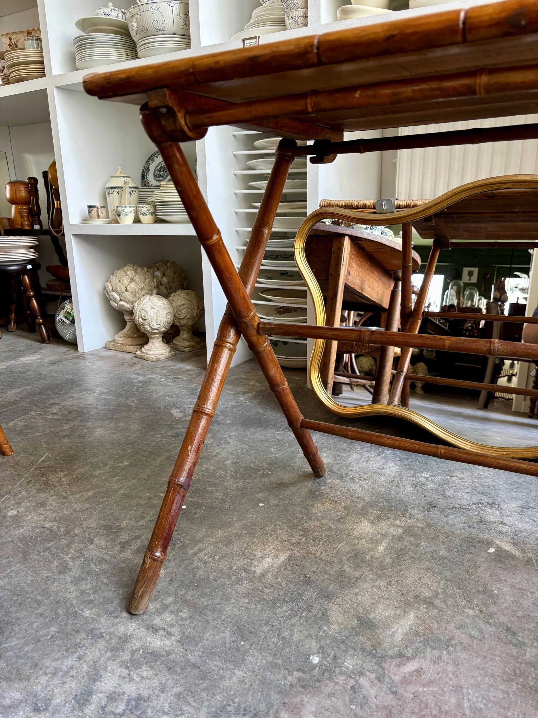 Table pliante en bois imitant le bambou