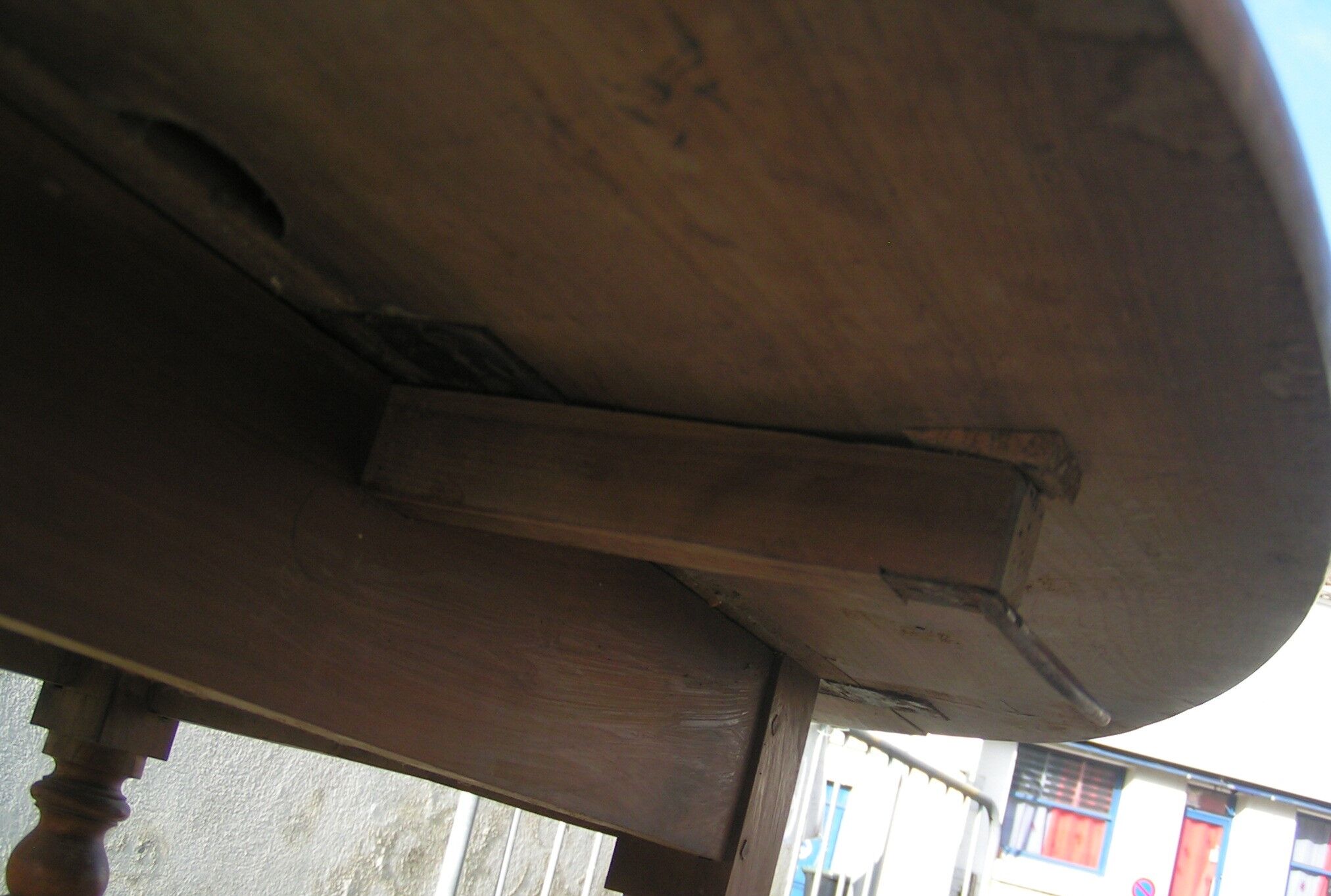 Oval flap table