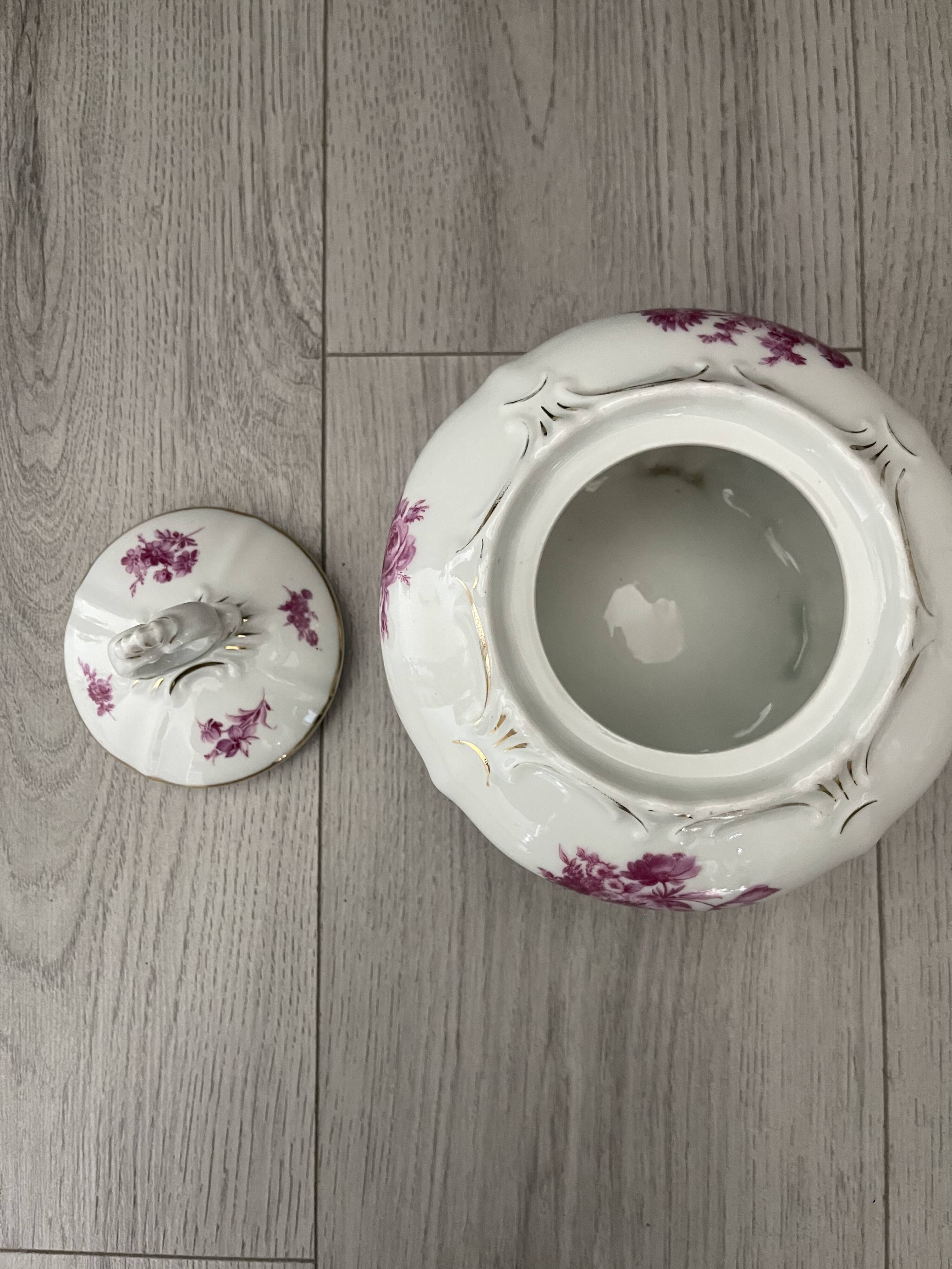 Elegant porcelain soup tureen from Bavaria (Germany), signed AL-KA.